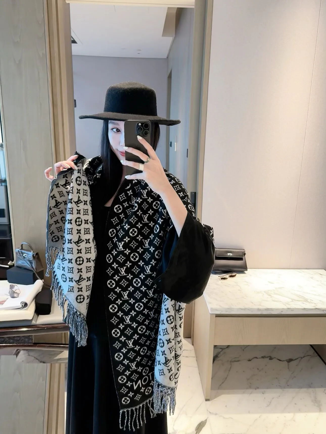 Scarves LOUIS VUITTON 18427094