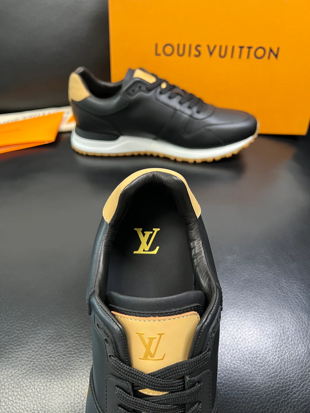 Men's Sneakers LOUIS VUITTON 18103428