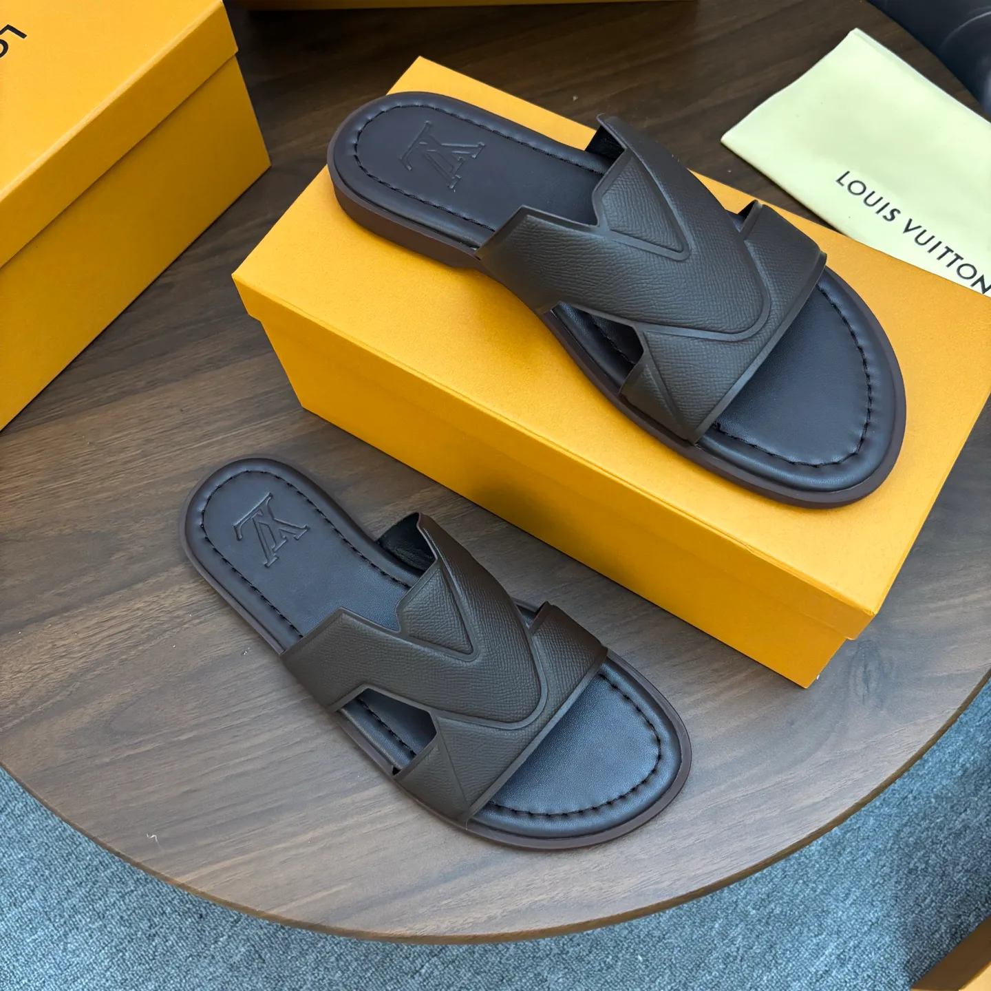 Men's Flip-Flops LOUIS VUITTON 18103223