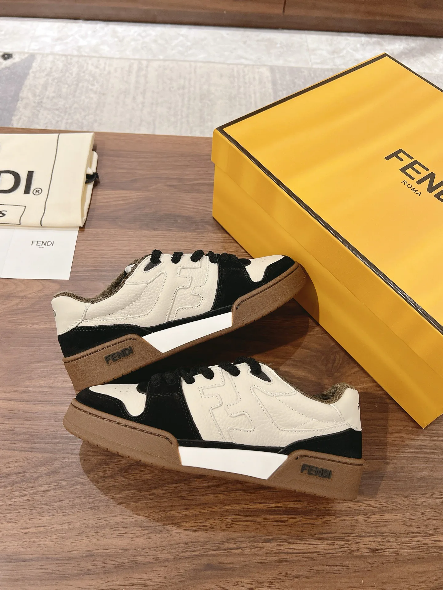 Women's Sneakers FENDI 18219599