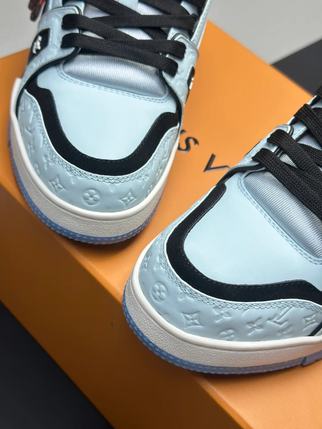 Women's Sneakers LOUIS VUITTON 18011574