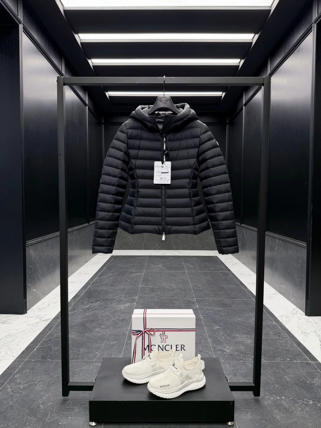 Women's Jackets And Down Jackets MONCLER 18129792