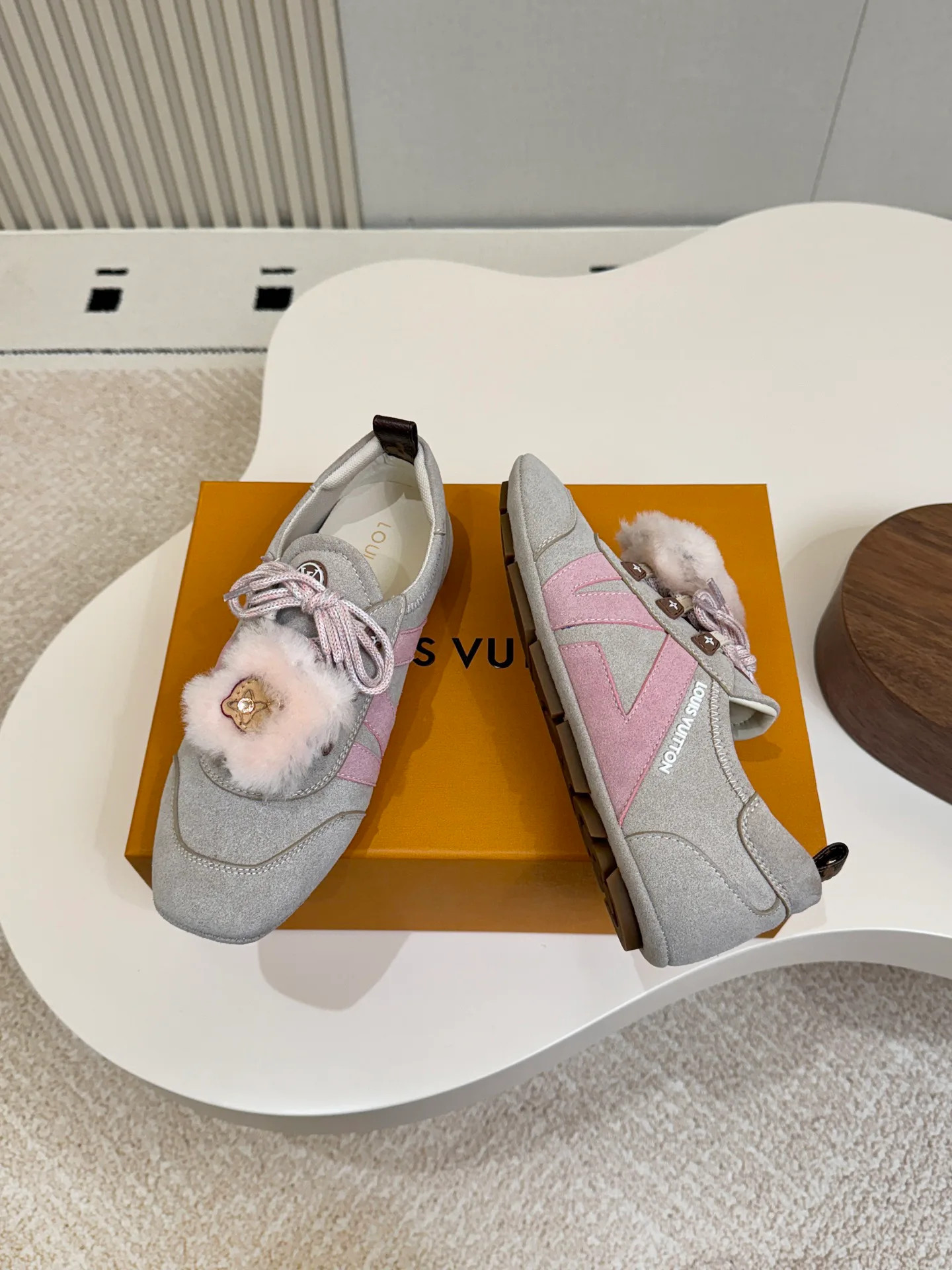 Women's Sneakers LOUIS VUITTON 17827658