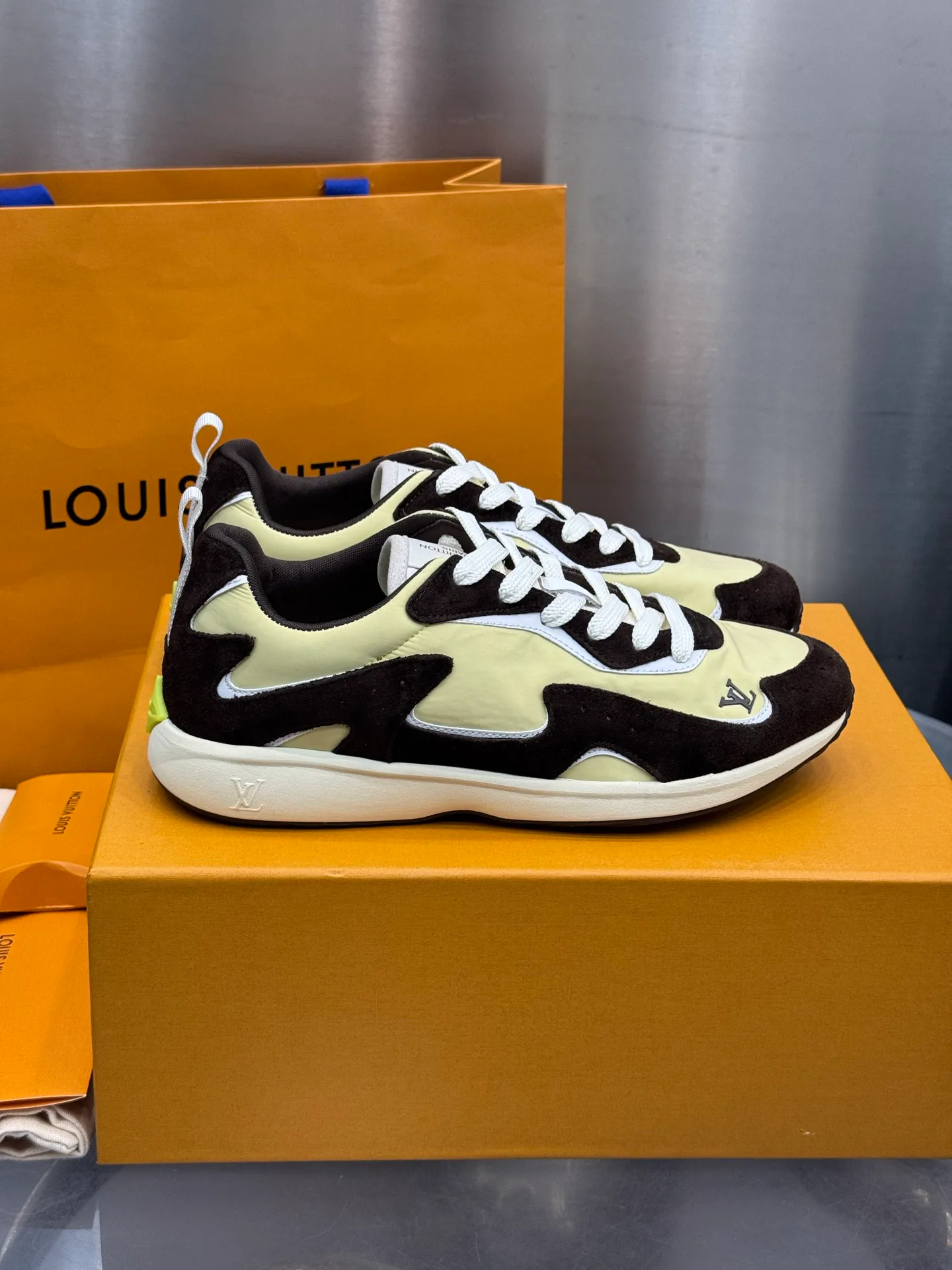Men's Sneakers LOUIS VUITTON 18202636