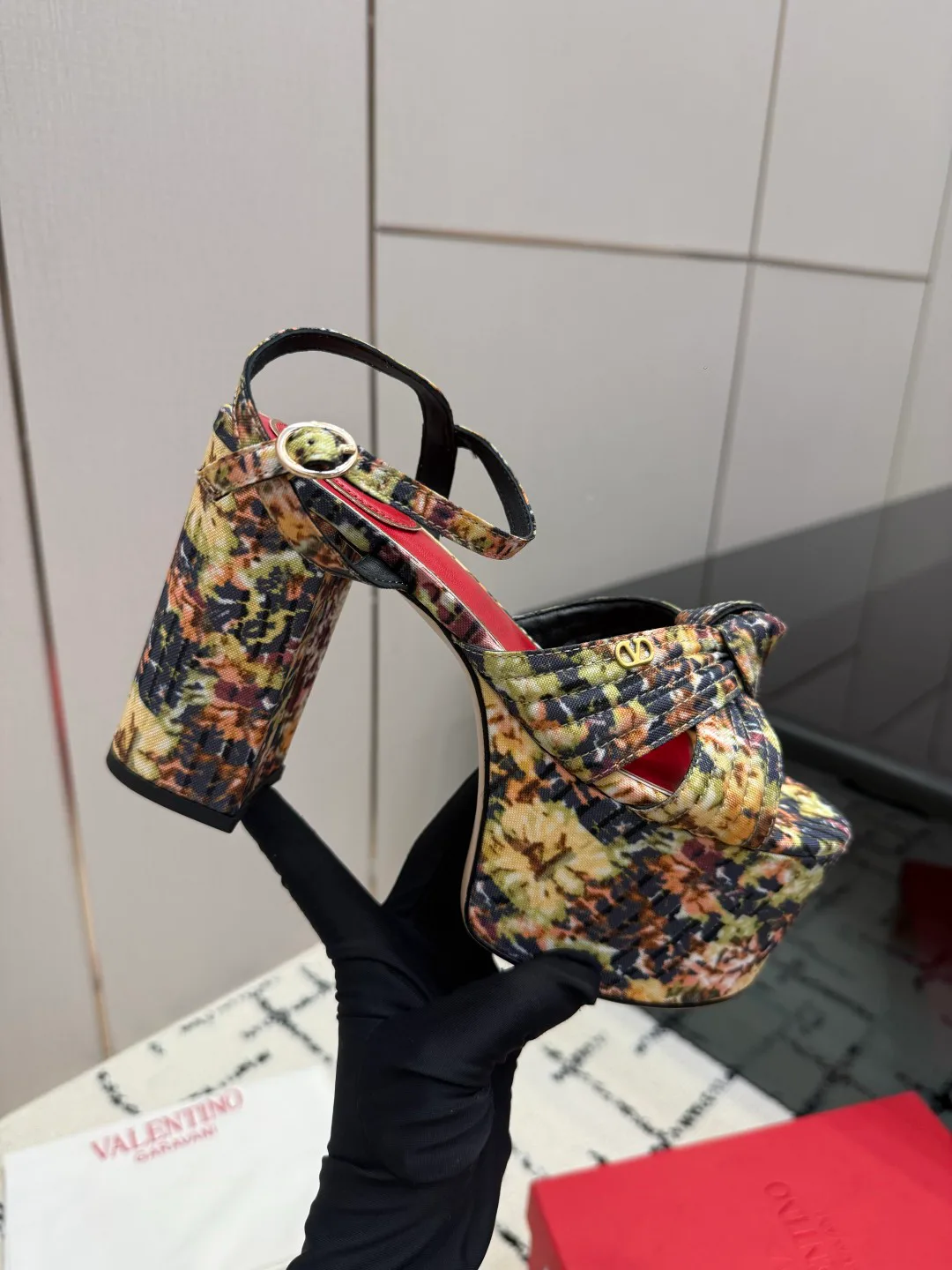 Women's Open-Toe Sandals VALENTINO 16863577