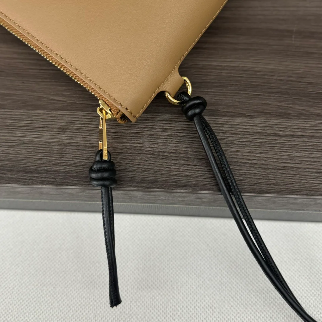 Women's Clutches LOEWE 18116464
