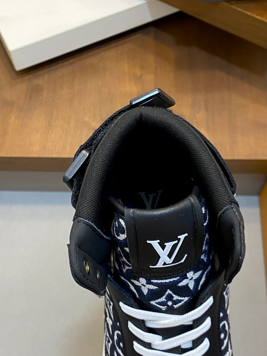 Men's Sneakers LOUIS VUITTON 18399950