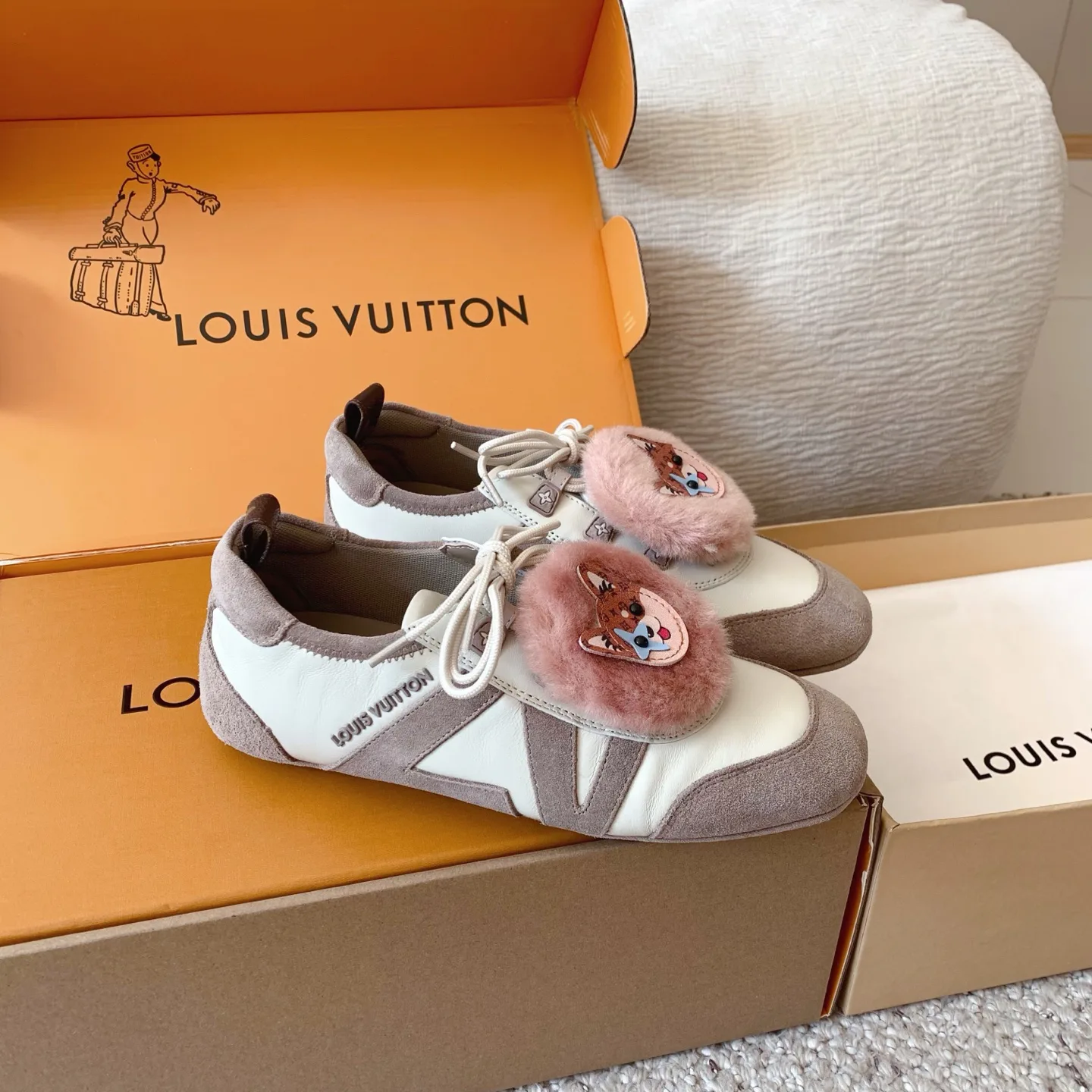 Women's Sneakers LOUIS VUITTON 18375805