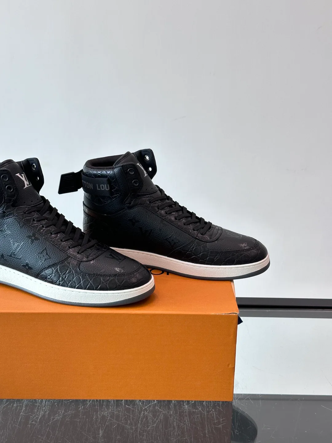 Men's Sneakers LOUIS VUITTON 18400597