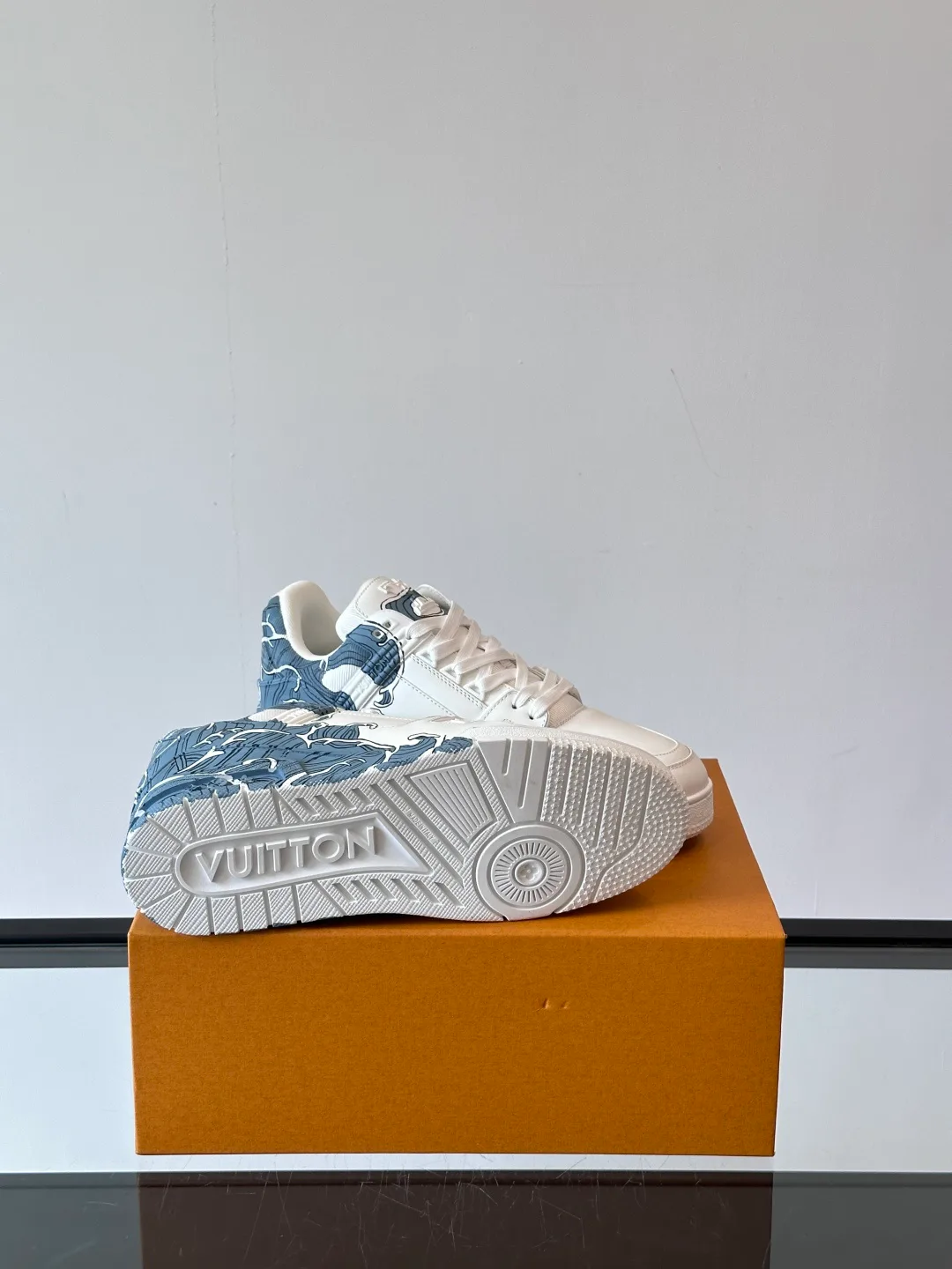 Women's Sneakers LOUIS VUITTON 18321751