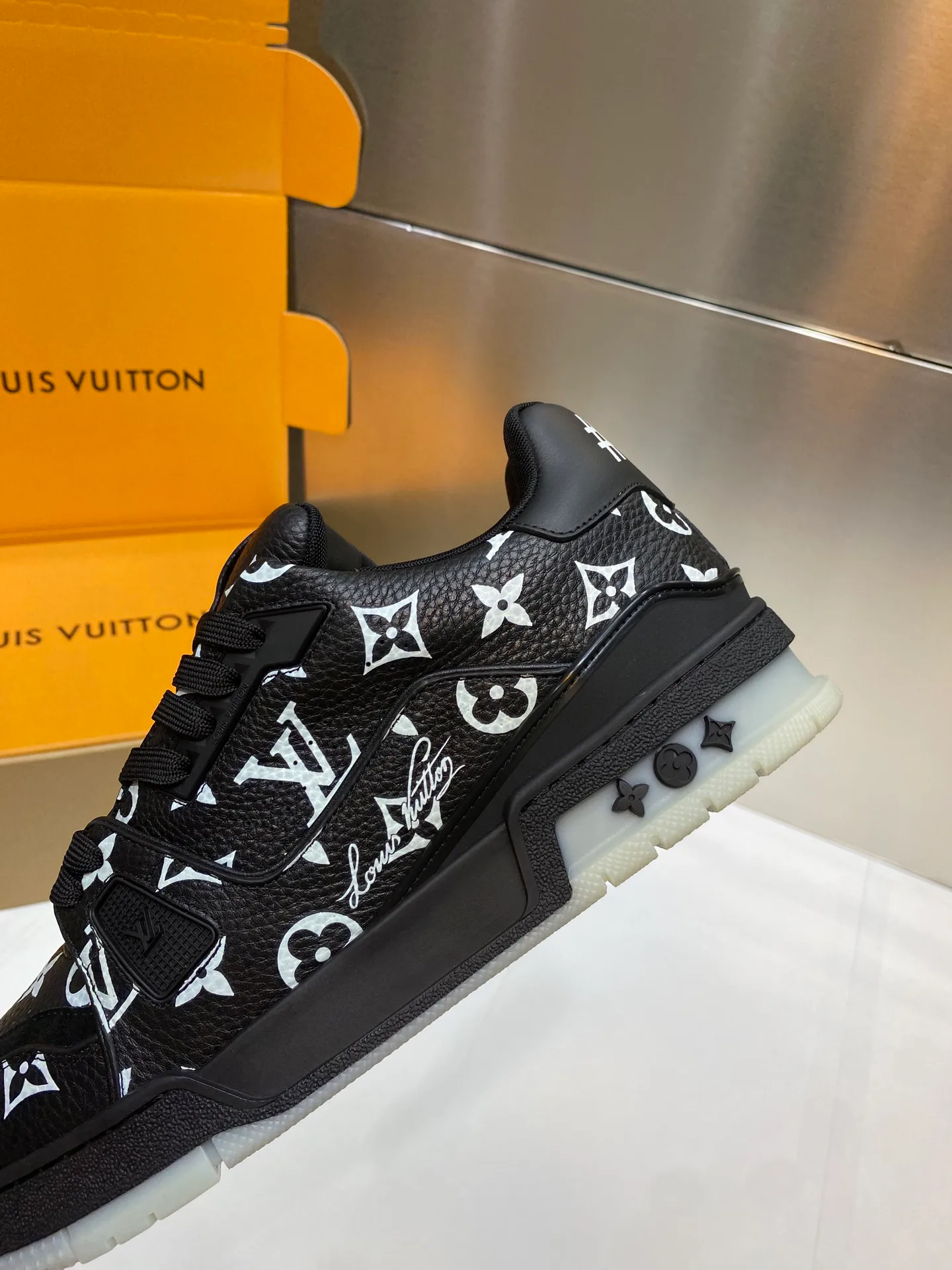 Women's Sneakers LOUIS VUITTON 17969035