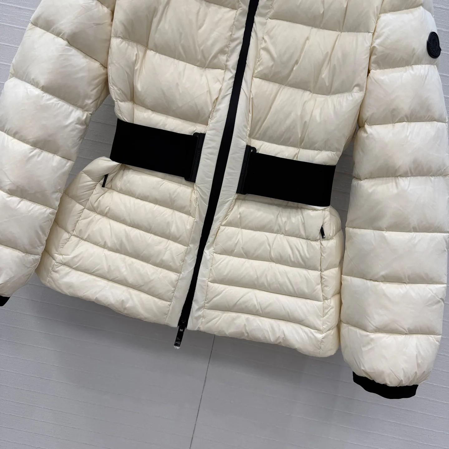 Women's Jackets And Down Jackets MONCLER 18279084