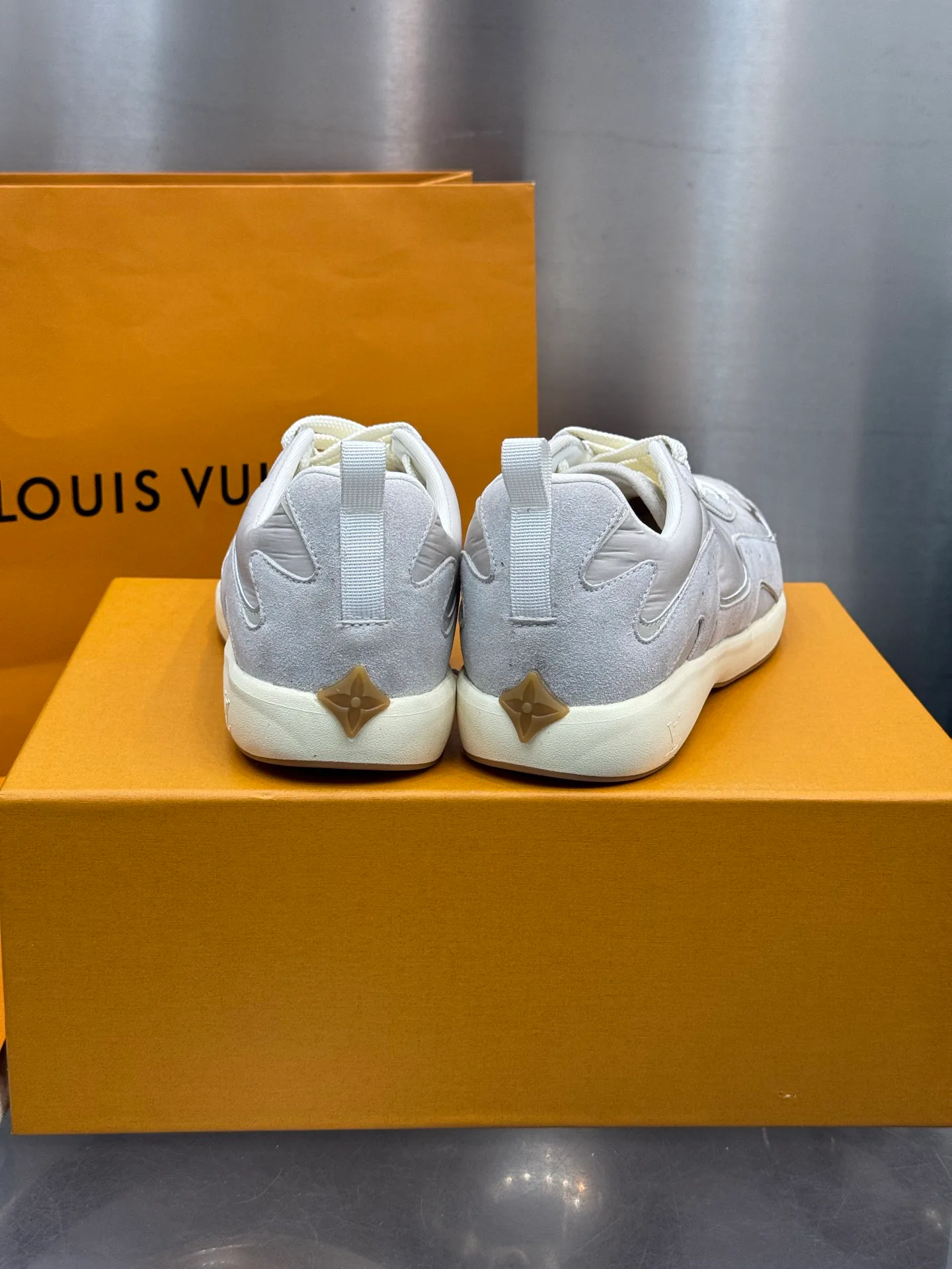 Men's Sneakers LOUIS VUITTON 18202638
