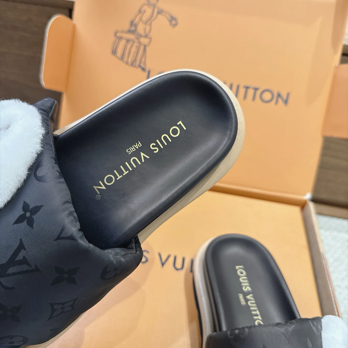 Women's Flip-Flops LOUIS VUITTON 18025803