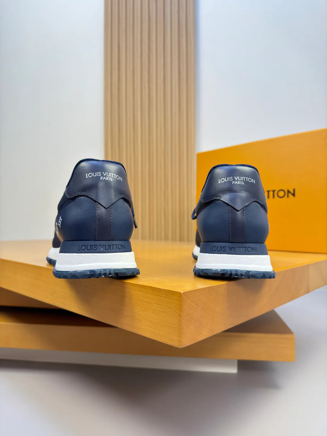 Men's Sneakers LOUIS VUITTON 17955088