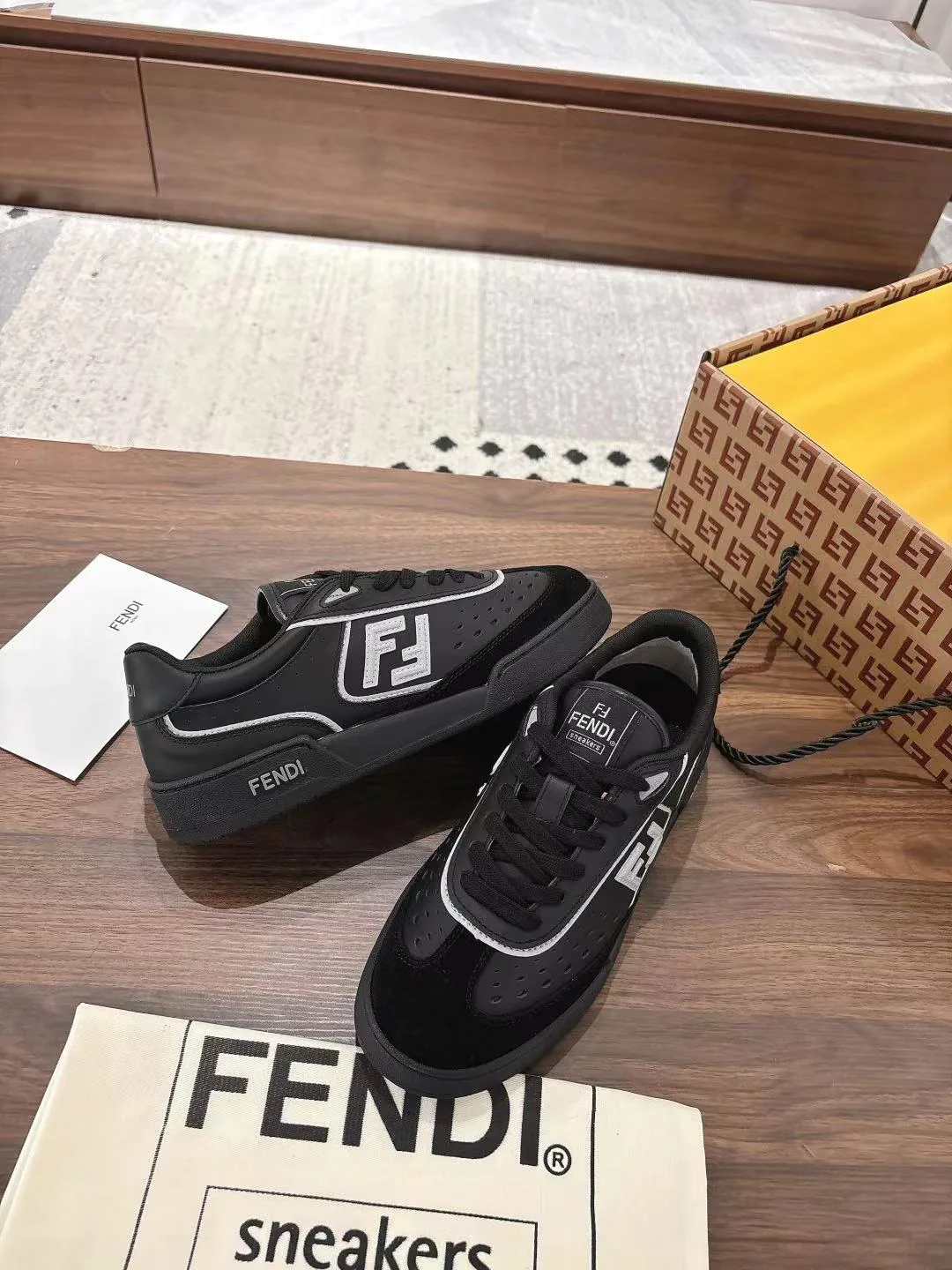 Women's Sneakers FENDI 18219518