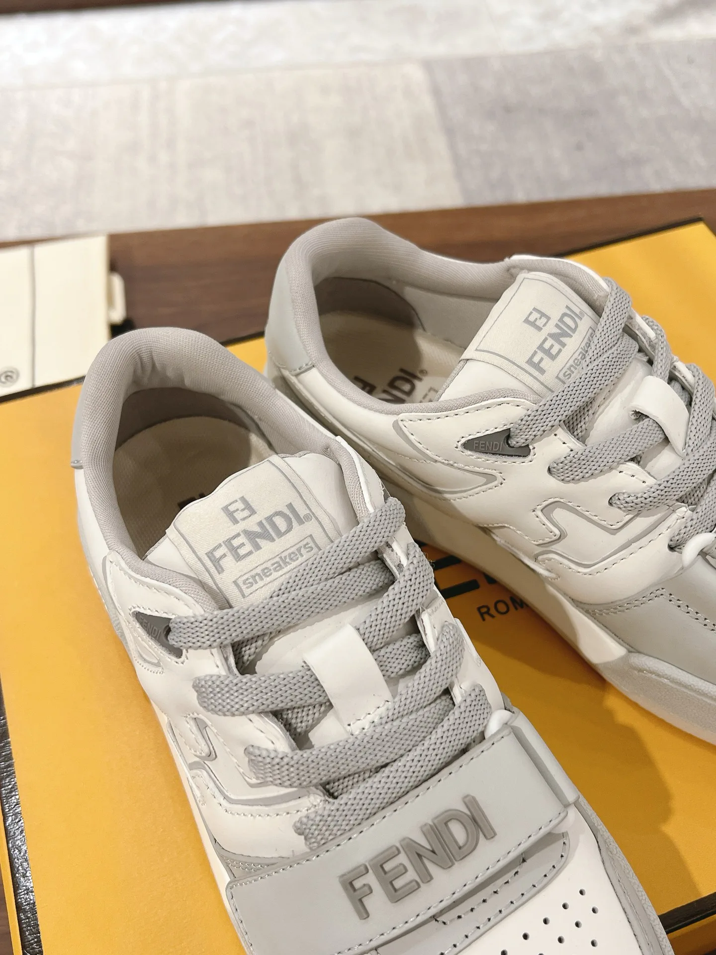 Women's Sneakers FENDI 18219541