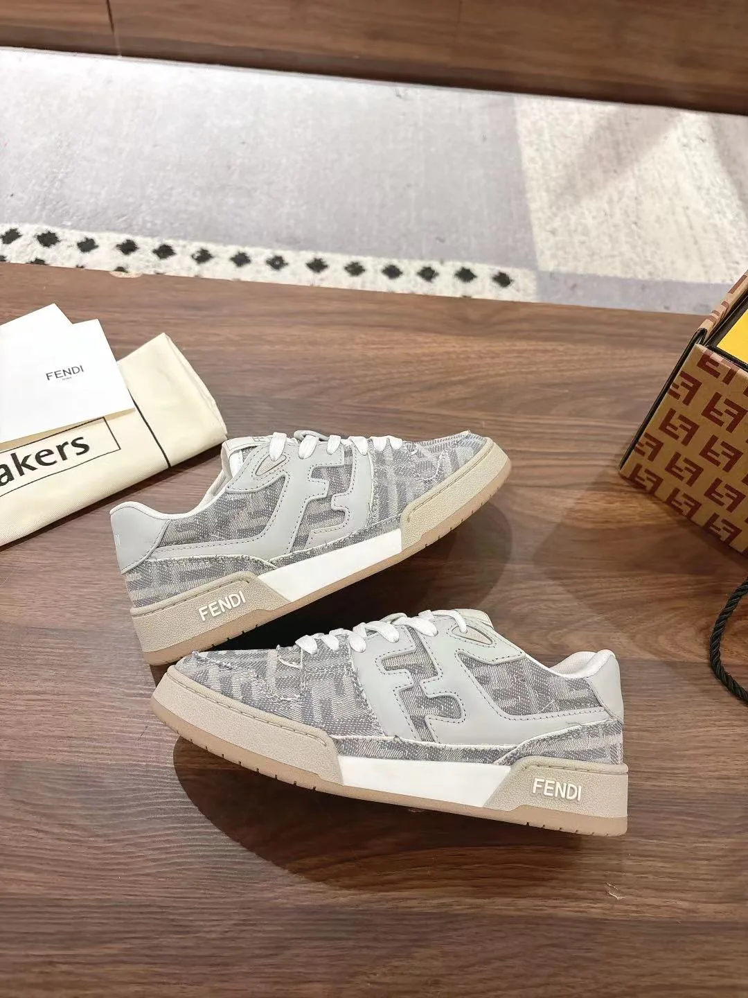Women's Sneakers FENDI 18219620