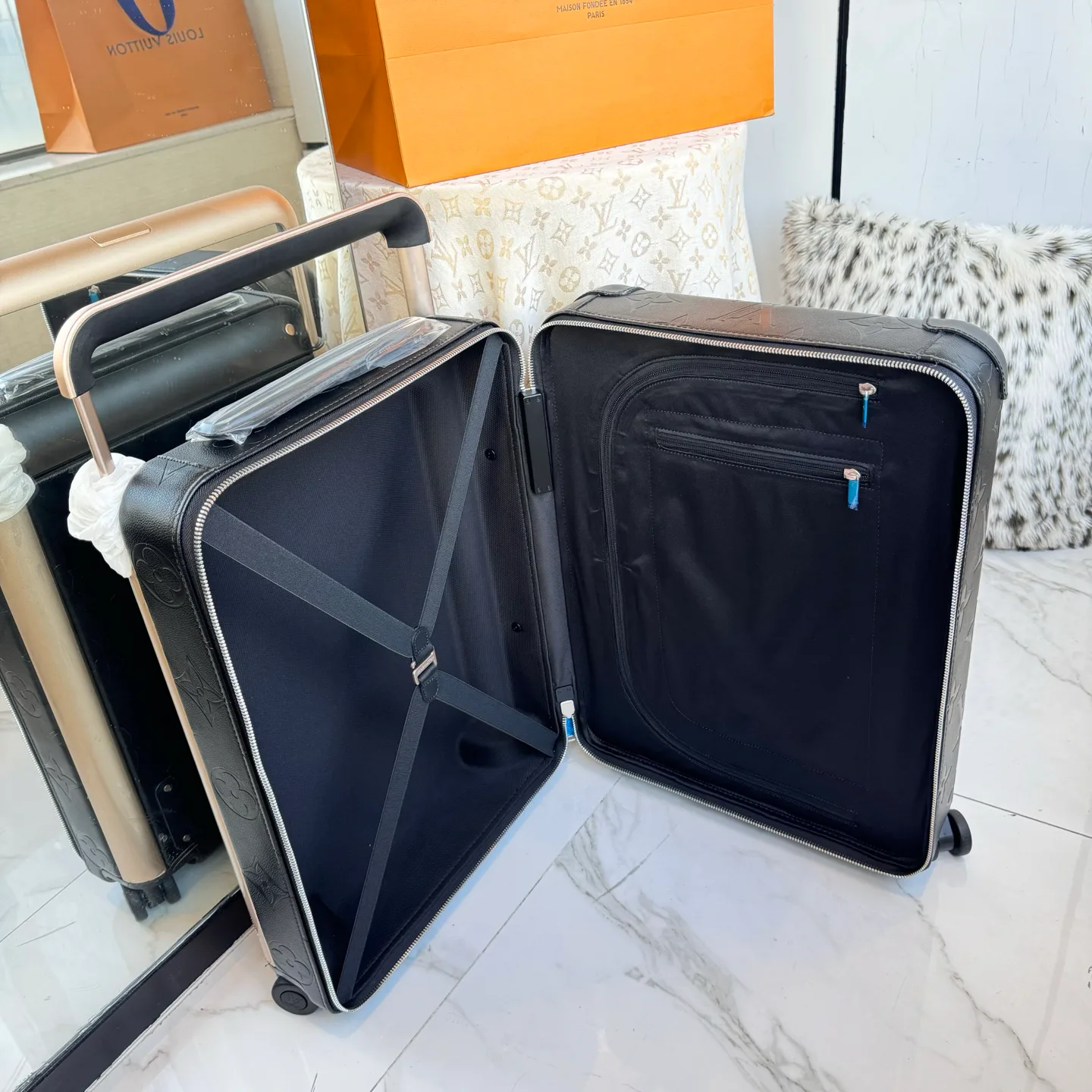 Suitcases LOUIS VUITTON 17675227
