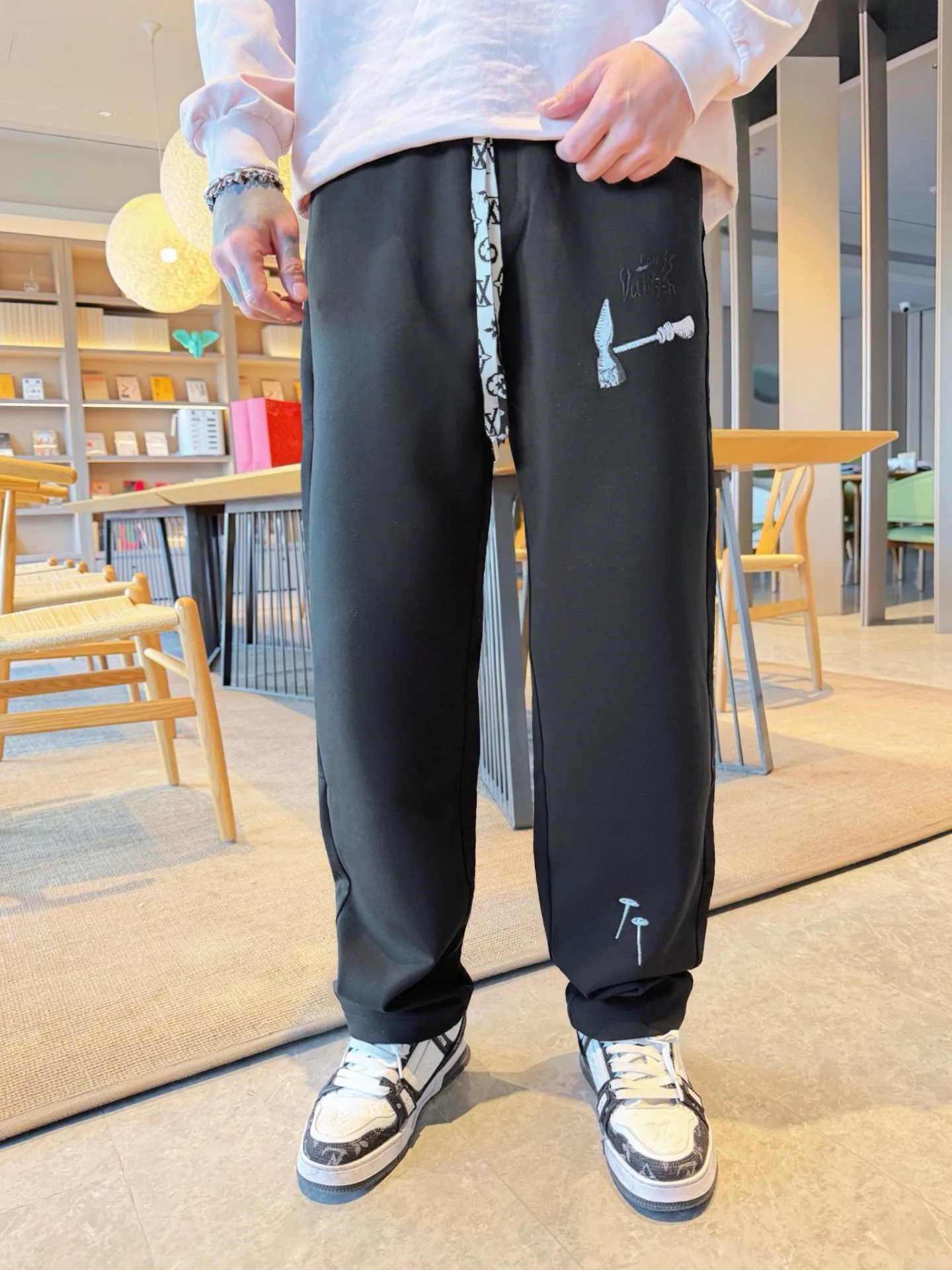 Men's Trousers LOUIS VUITTON 18345782