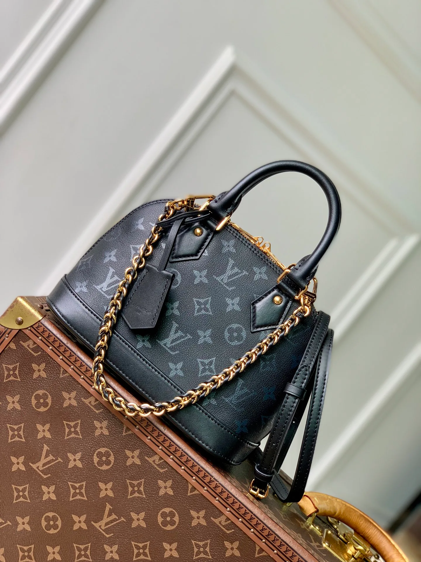 Women's Classic Handbags LOUIS VUITTON 18147456