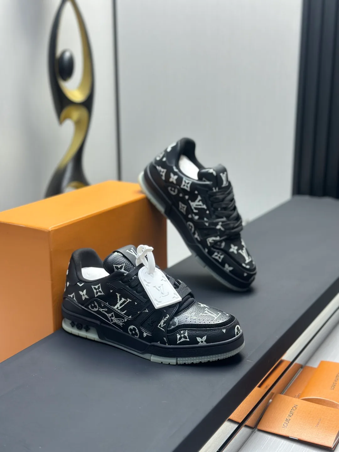 Women's Sneakers LOUIS VUITTON 18011572