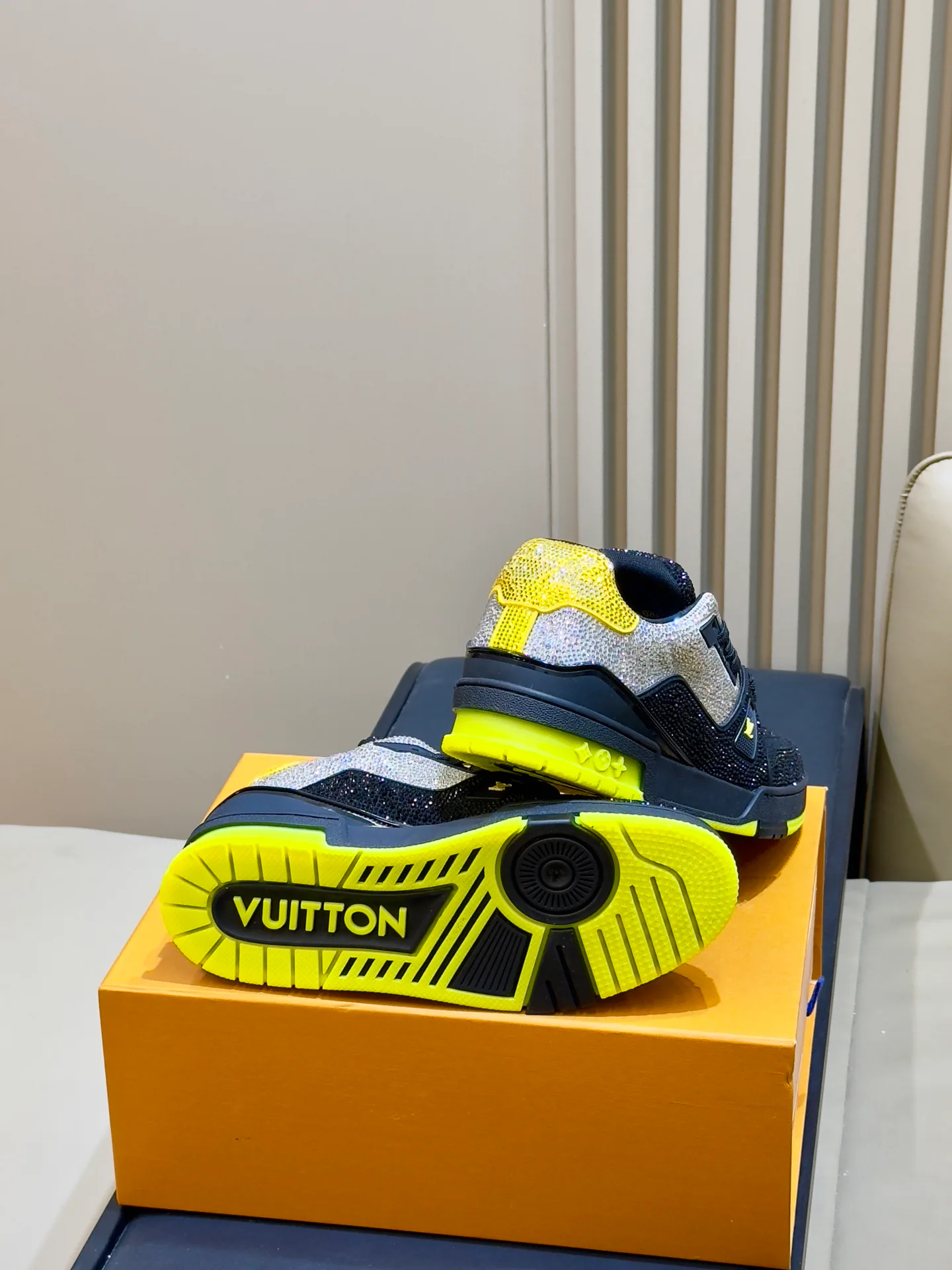Women's Sneakers LOUIS VUITTON 18073554