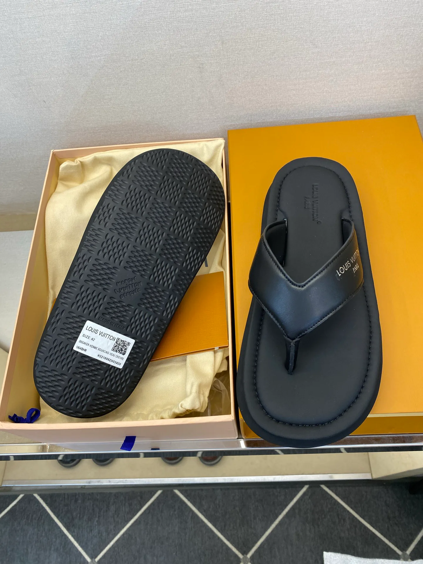 Men's Flip-Flops LOUIS VUITTON 17706390