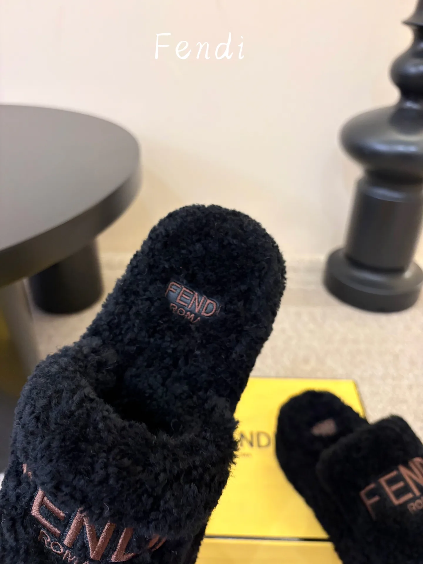 Women's Slippers FENDI 18132911