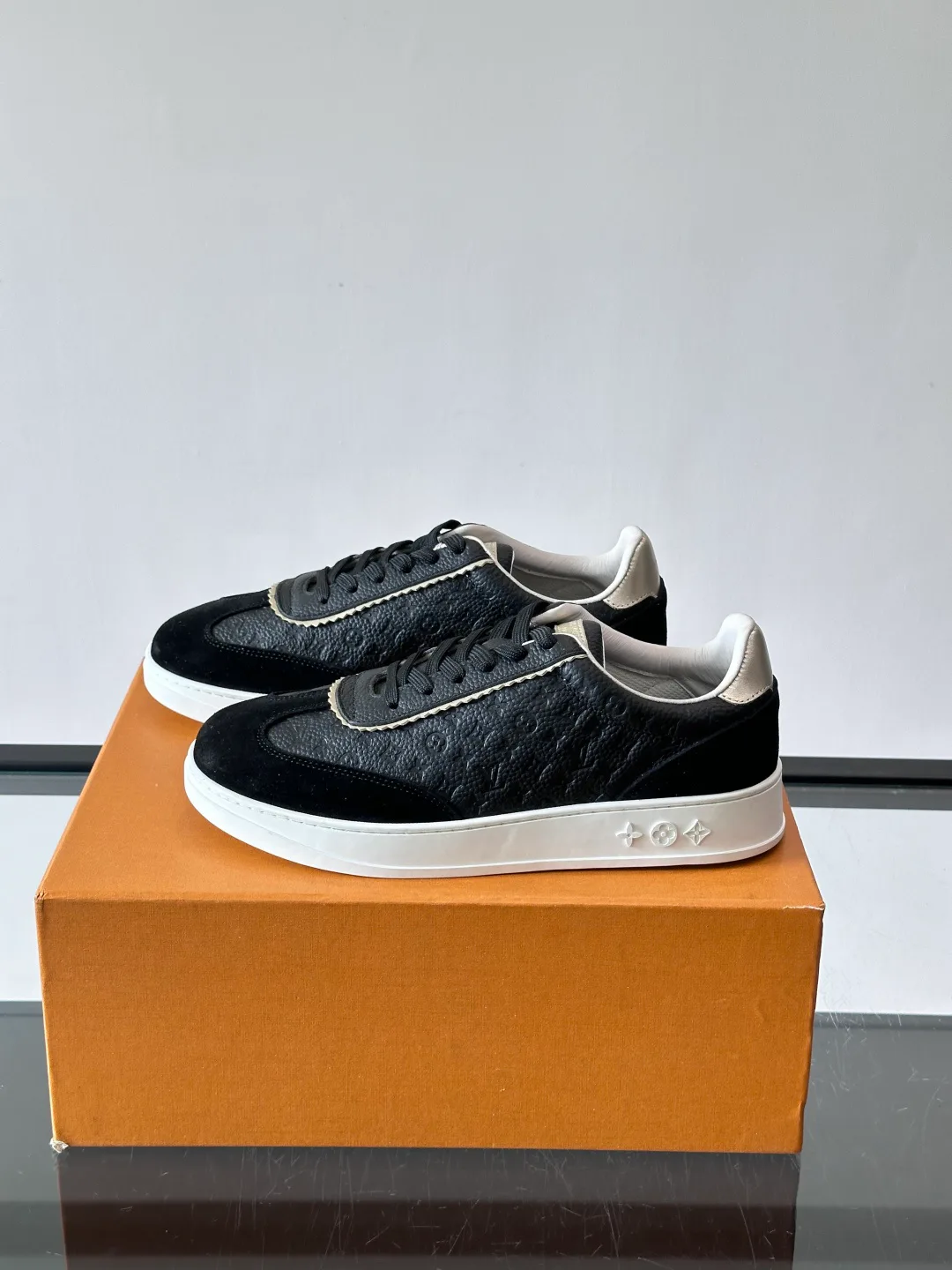 Women's Sneakers LOUIS VUITTON 17689170