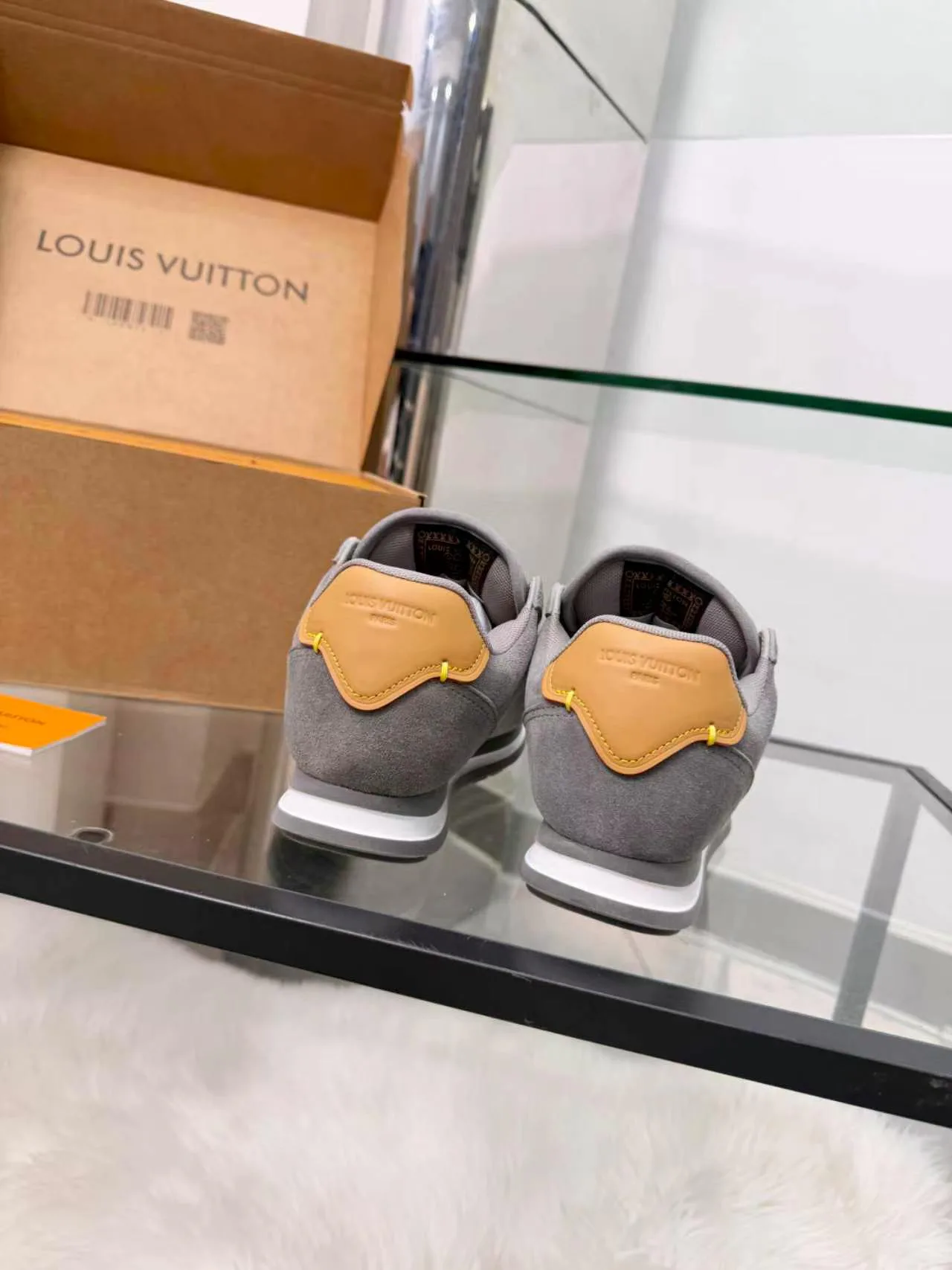 Women's Sneakers LOUIS VUITTON 18417395