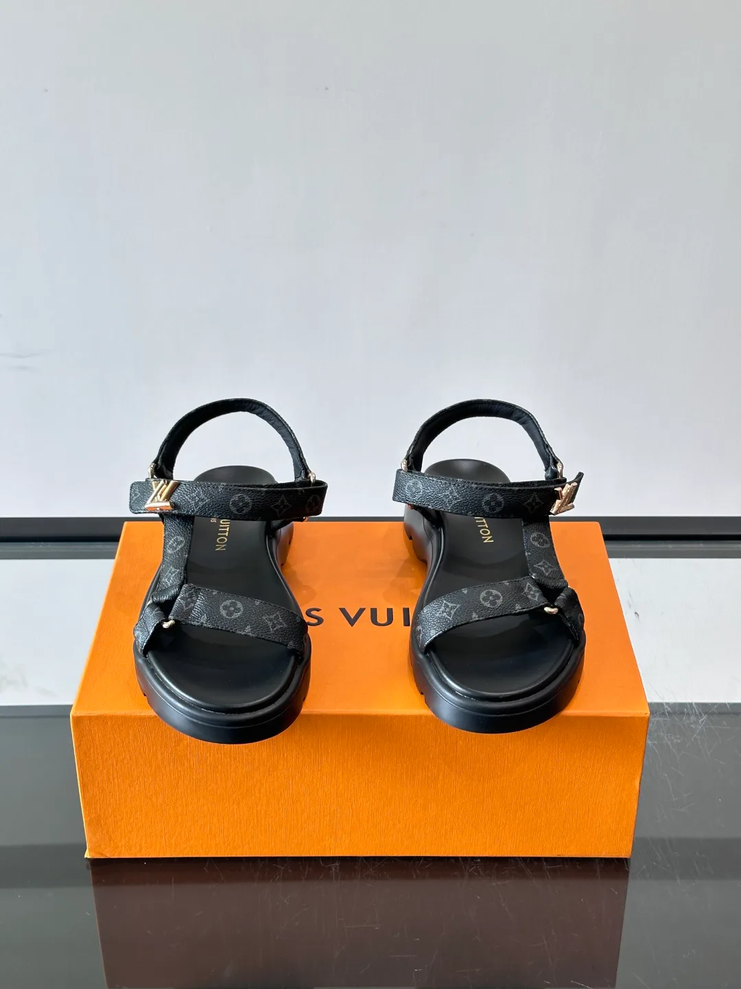 Women's Open-Toe Sandals LOUIS VUITTON 17608046