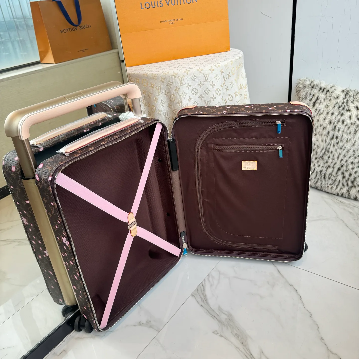 Suitcases LOUIS VUITTON 17801475