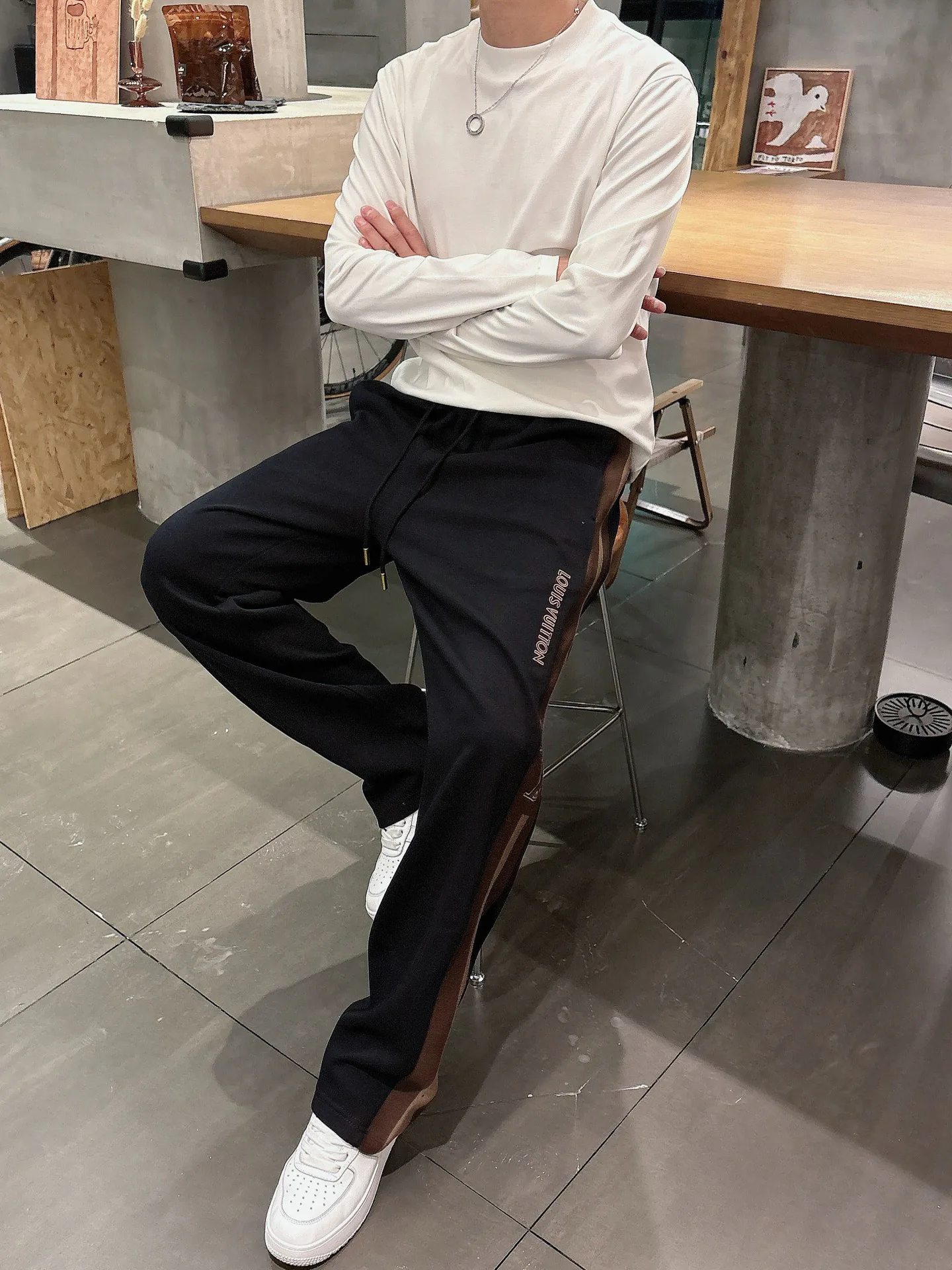 Men's Trousers LOUIS VUITTON 18340443