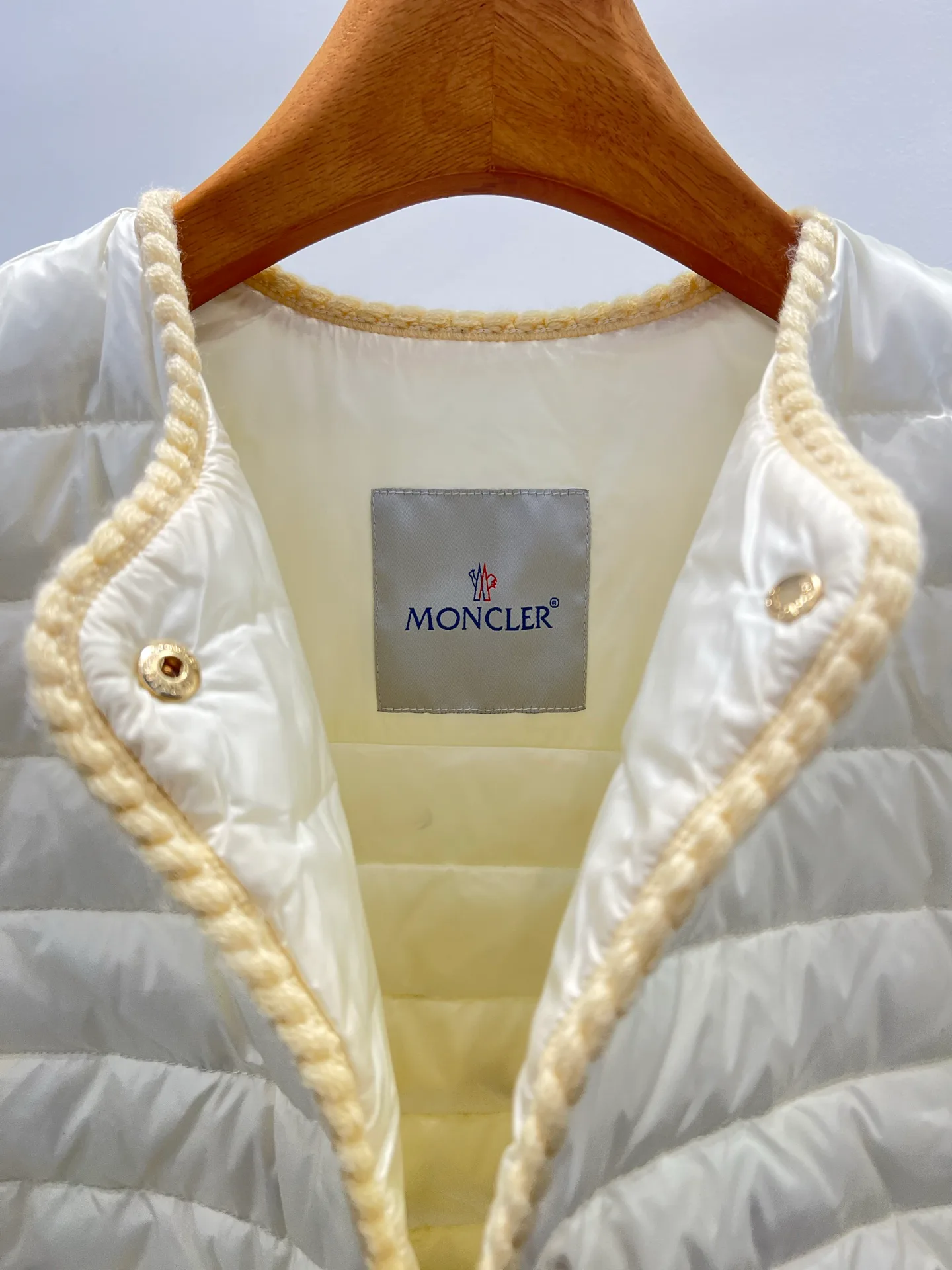 Women's Jackets And Down Jackets MONCLER 17959344