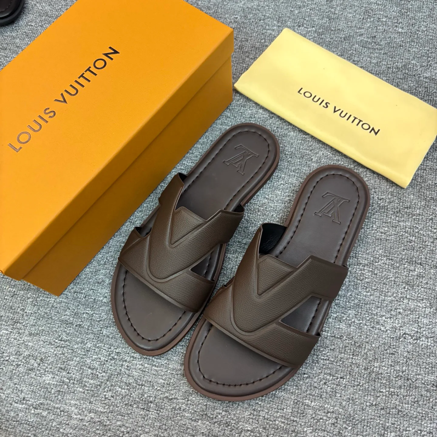 Men's Flip-Flops LOUIS VUITTON 18103223