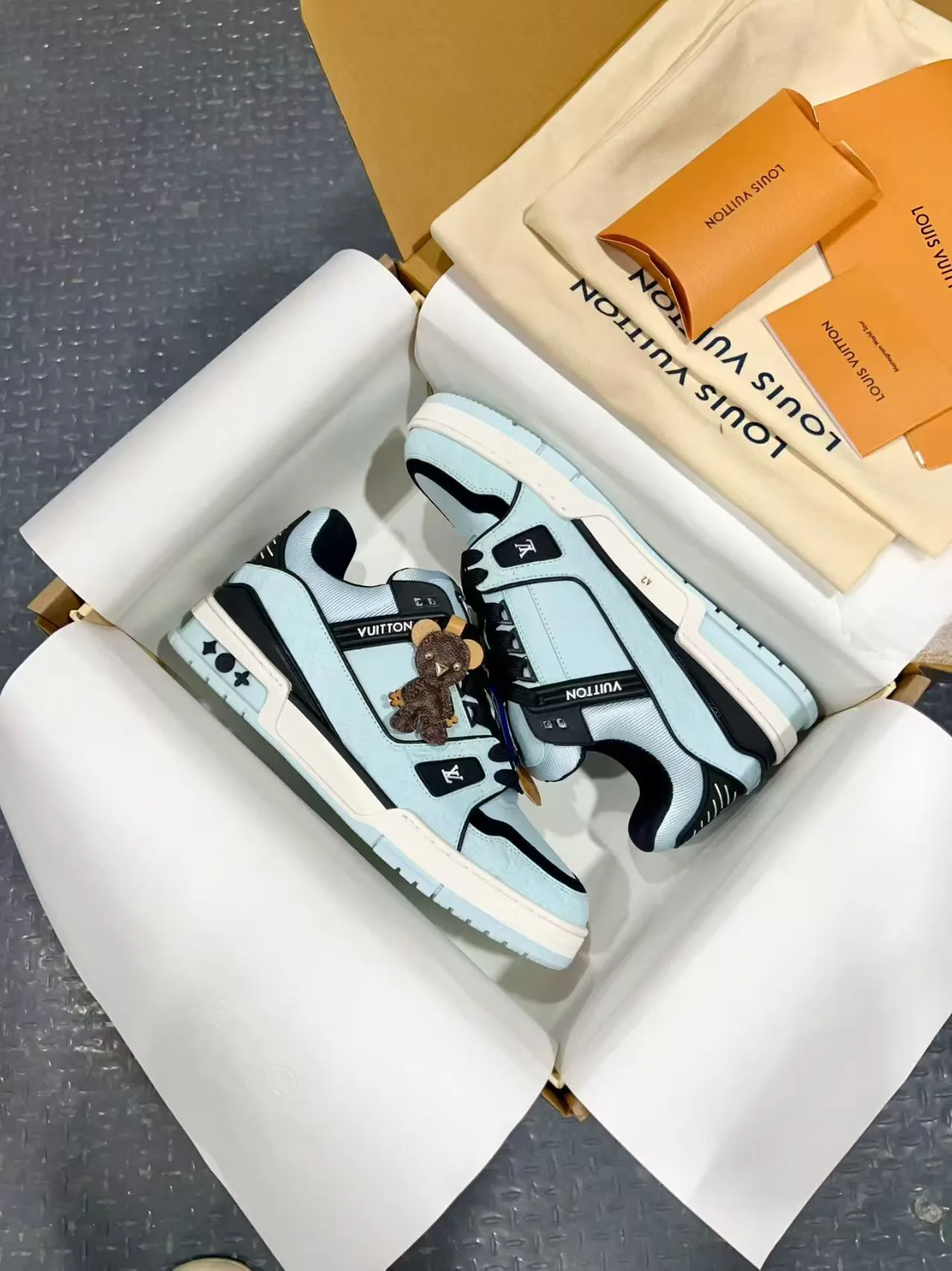 Men's Sneakers LOUIS VUITTON 18170757