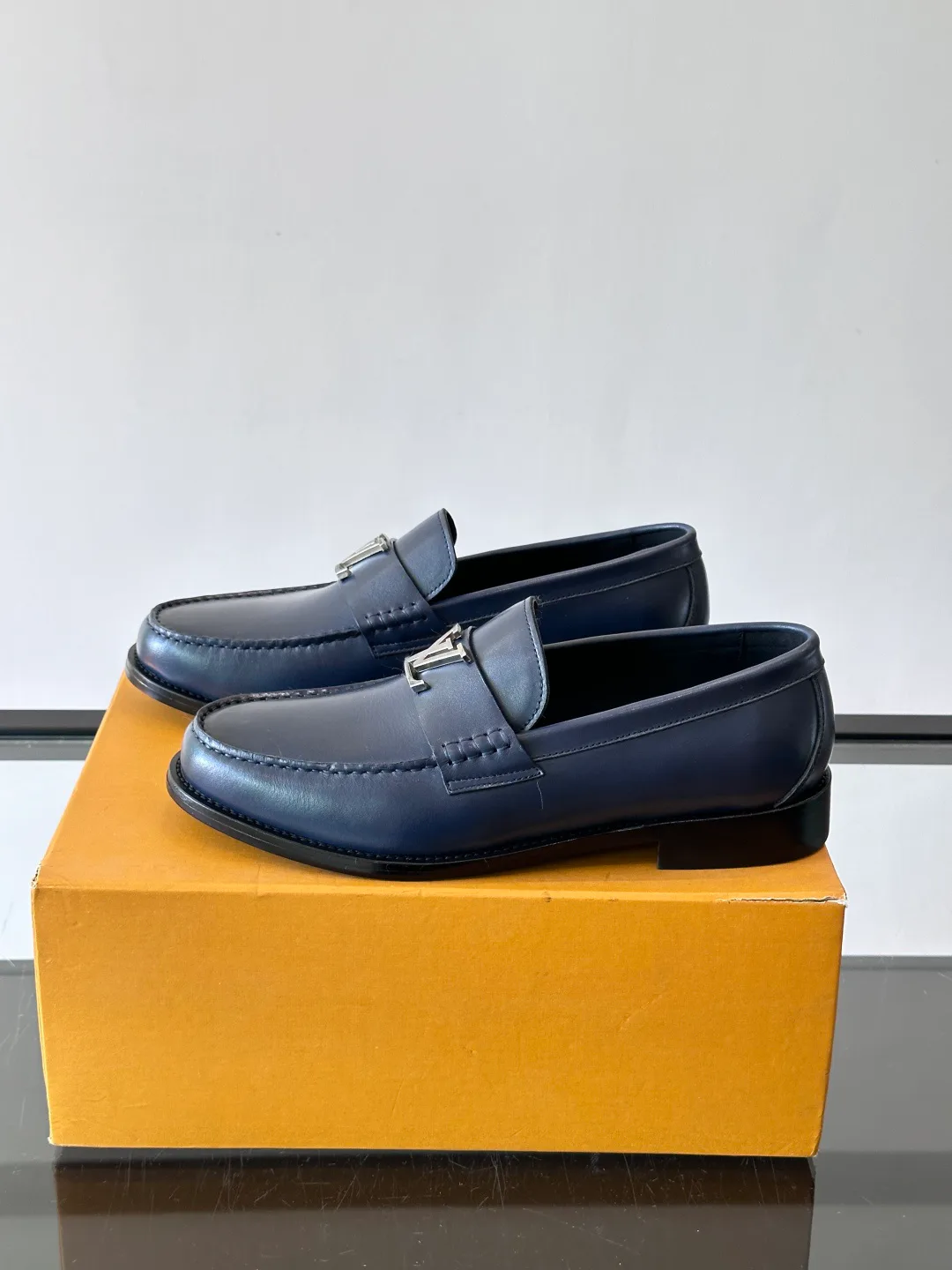 Men's Loafers And Dress Shoes LOUIS VUITTON 18169697