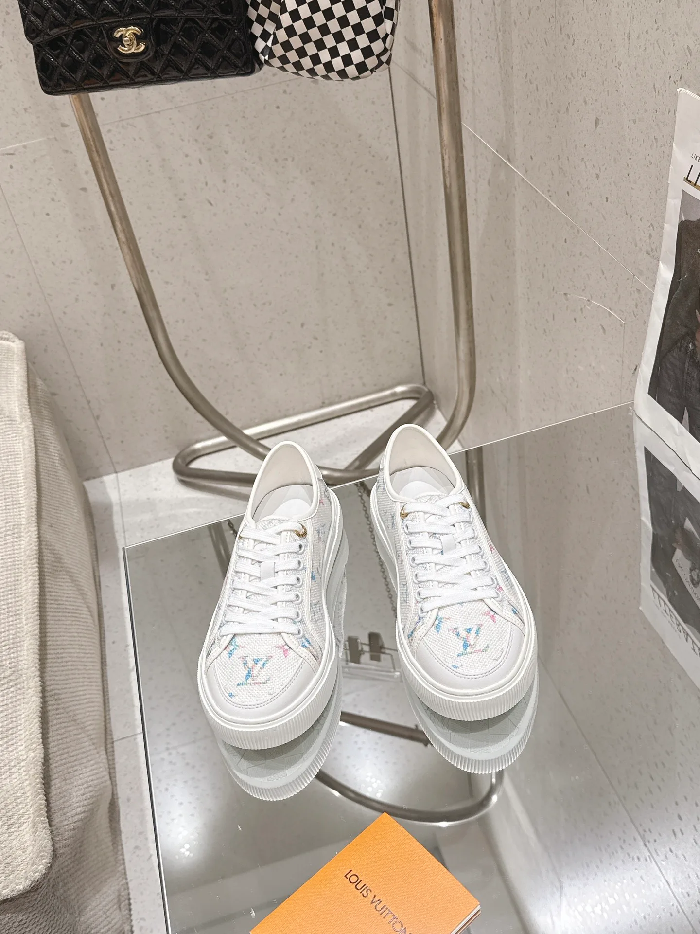Women's Sneakers LOUIS VUITTON 18543572