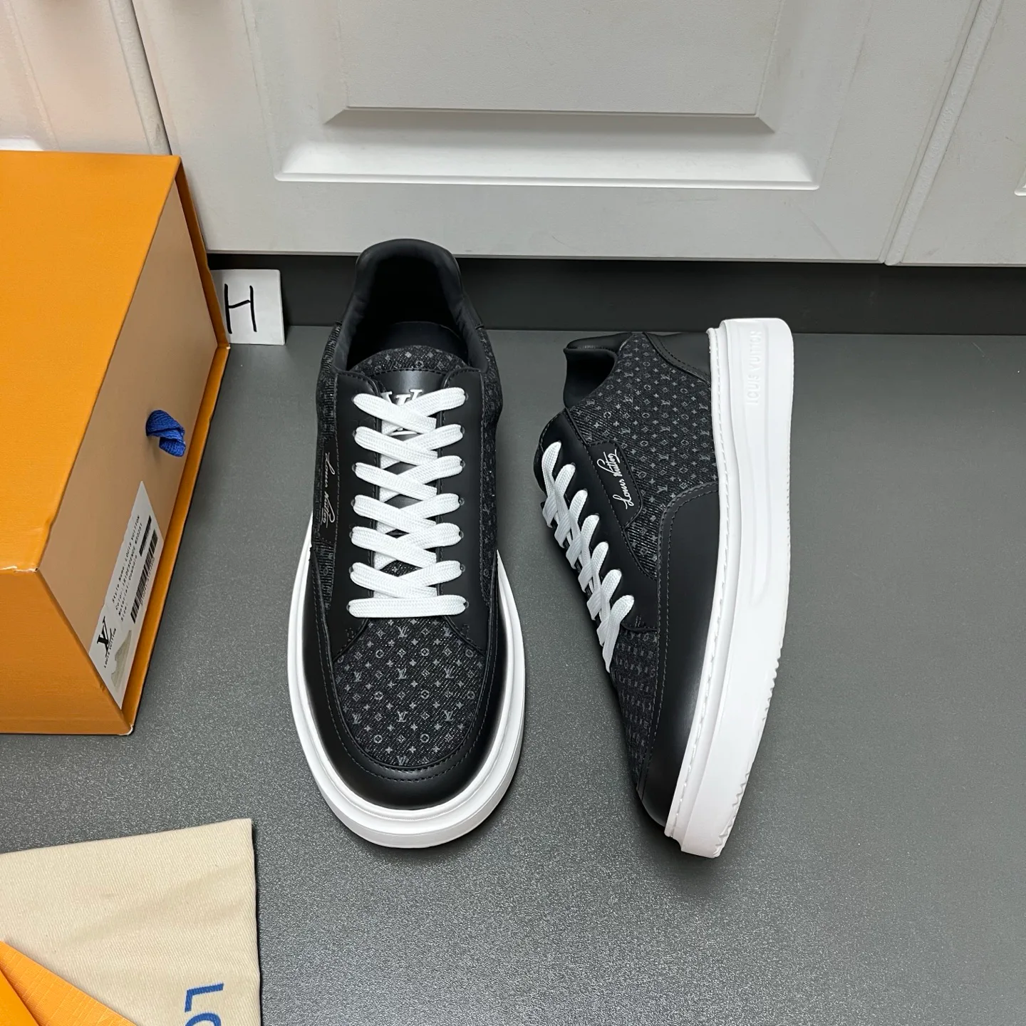 Men's Sneakers LOUIS VUITTON 18500171