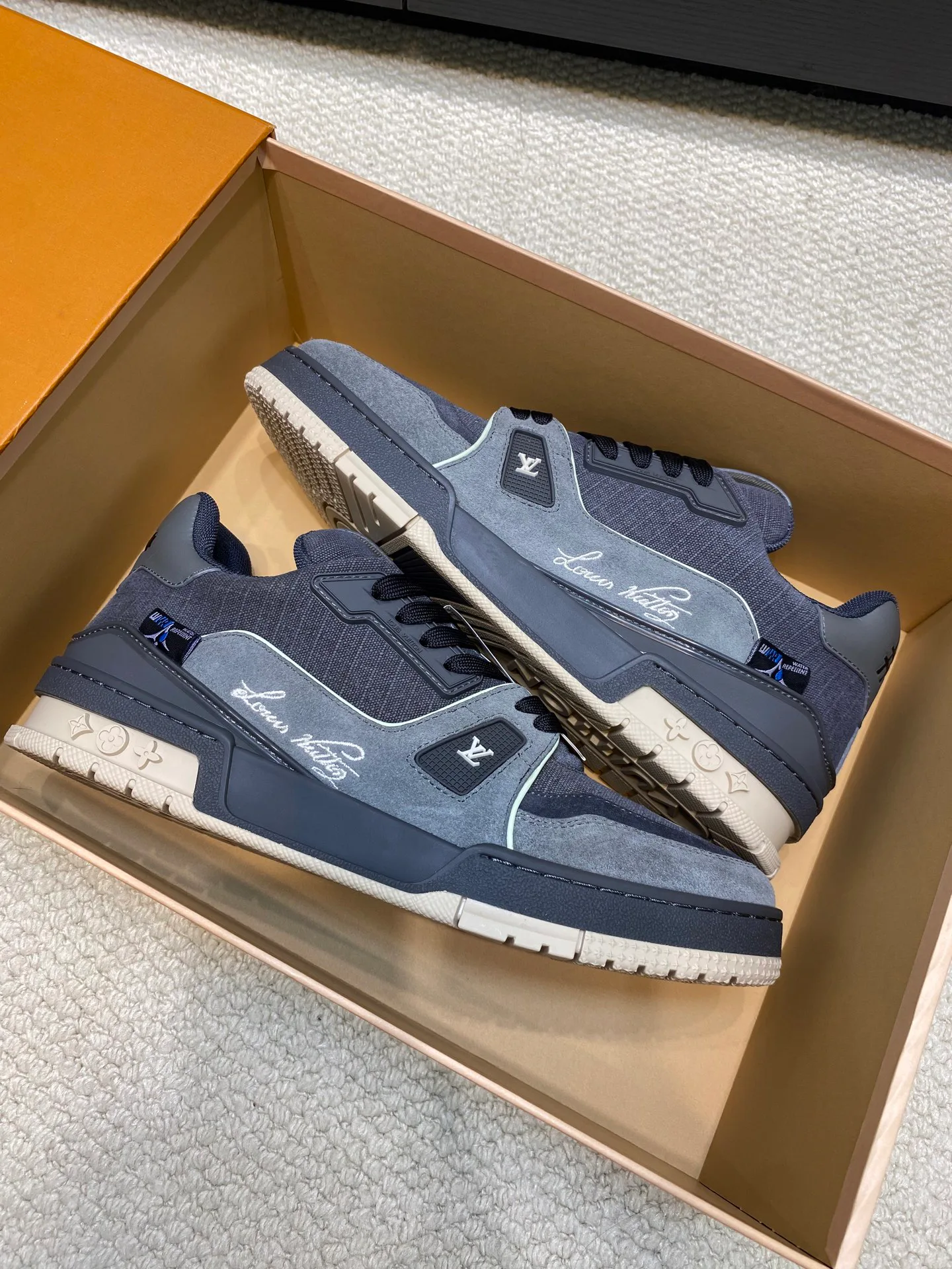 Women's Sneakers LOUIS VUITTON 17969024