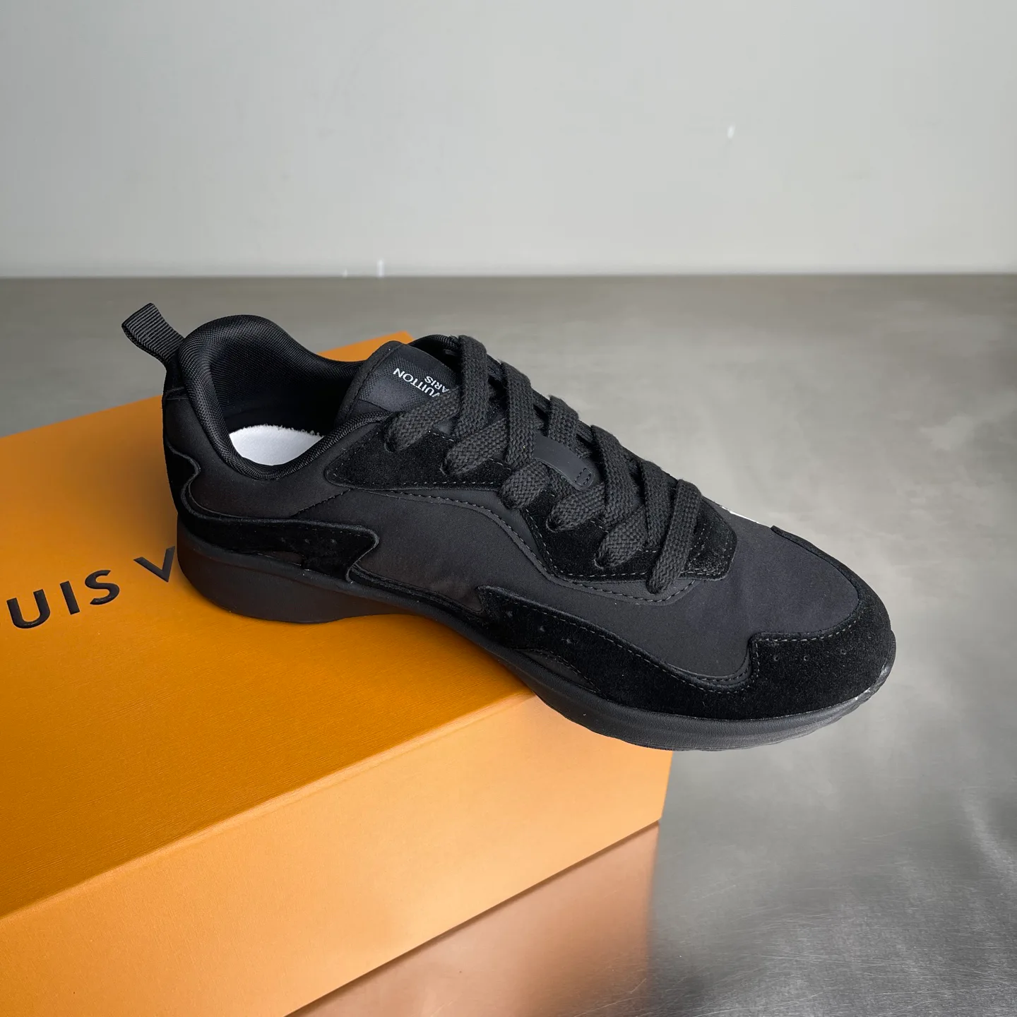 Men's Sneakers LOUIS VUITTON 17818957