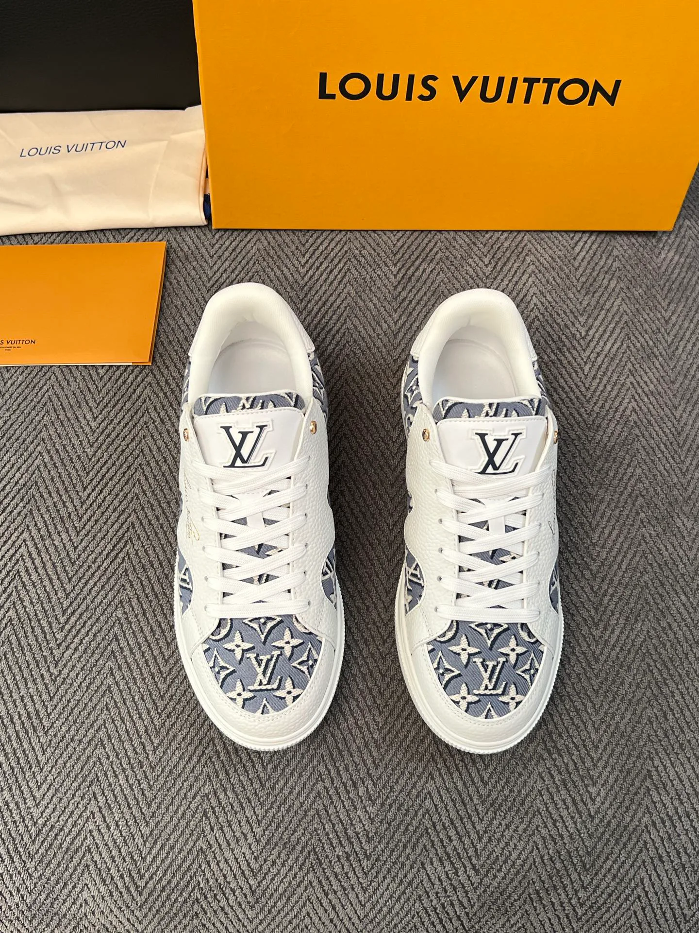 Кроссовки Женские Louis Vuitton 18592288