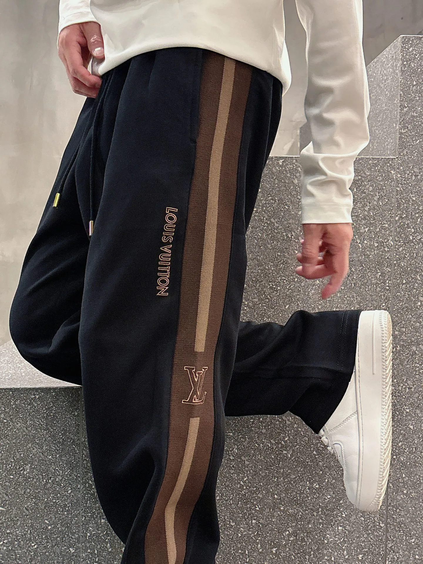 Men's Trousers LOUIS VUITTON 18340443