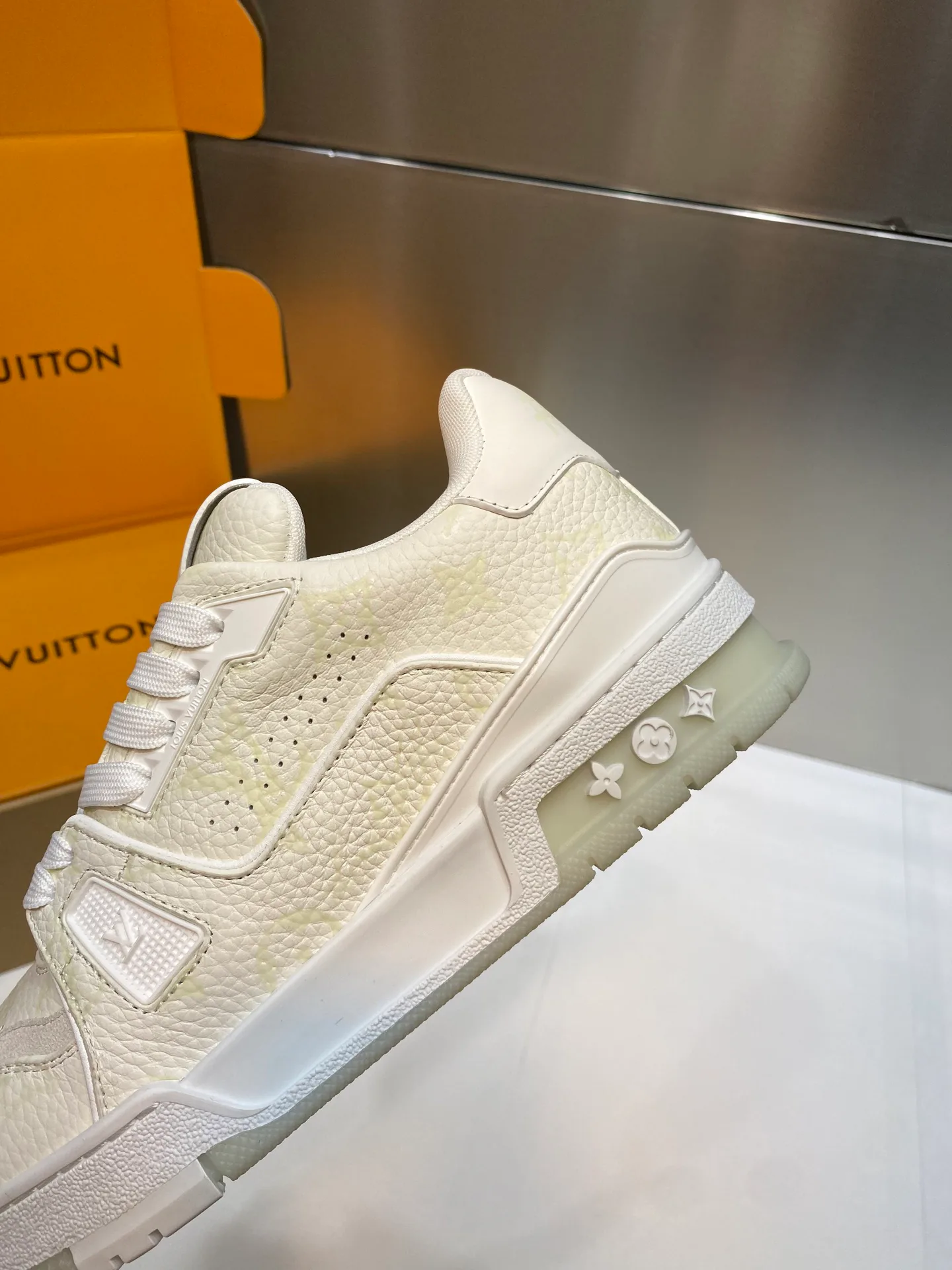 Women's Sneakers LOUIS VUITTON 17969033