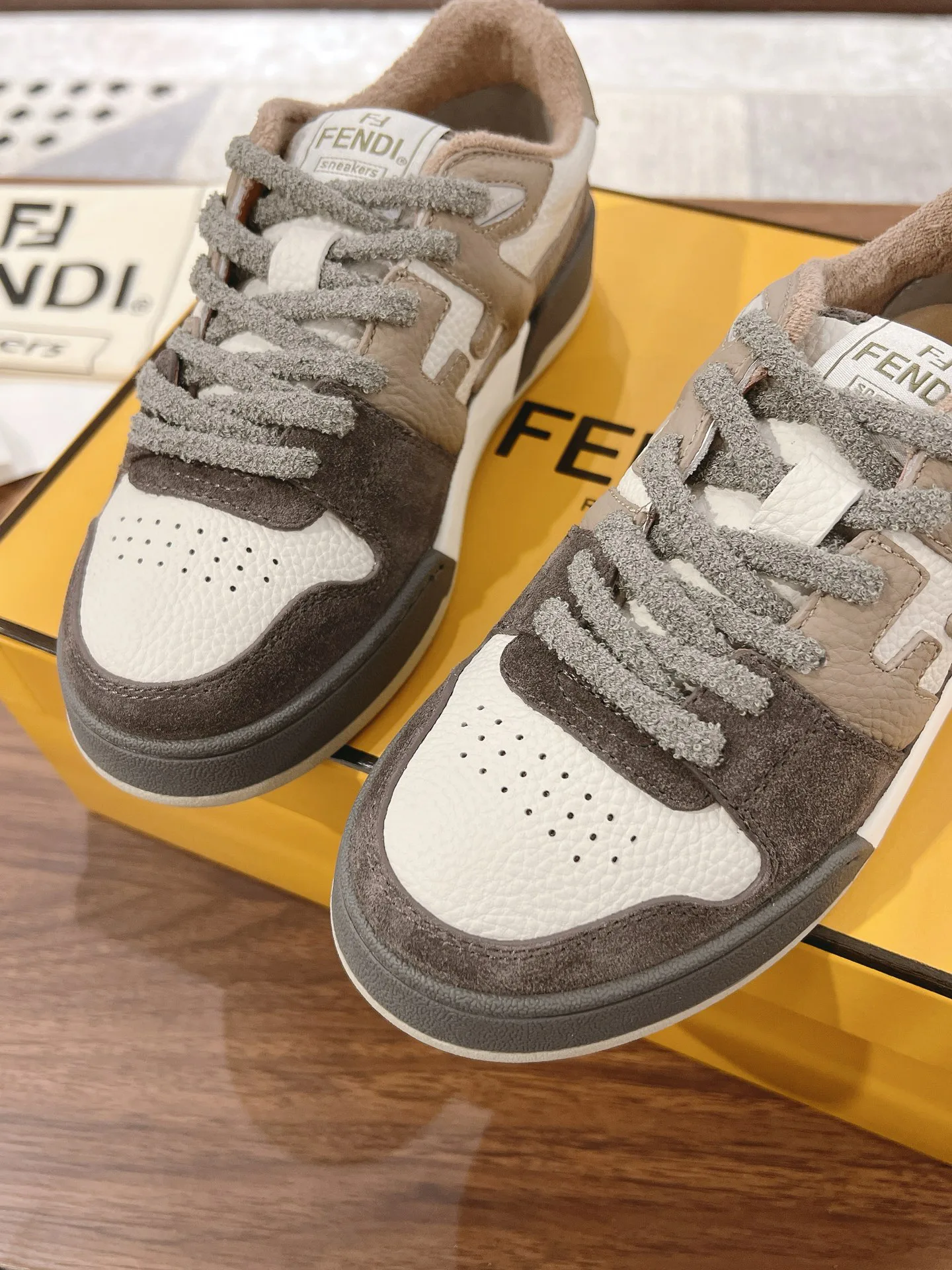 Women's Sneakers FENDI 18219595