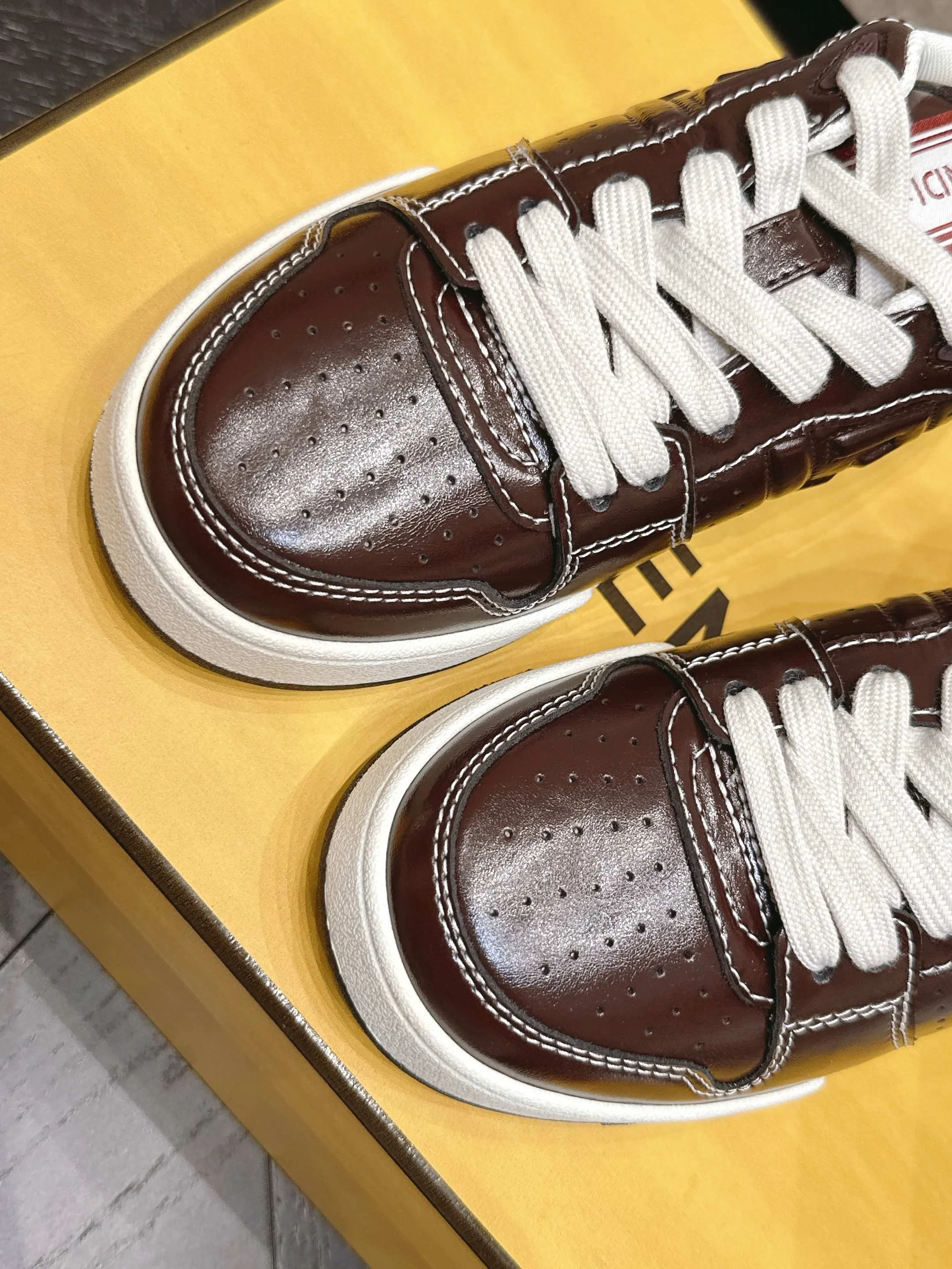 Women's Sneakers FENDI 17682043