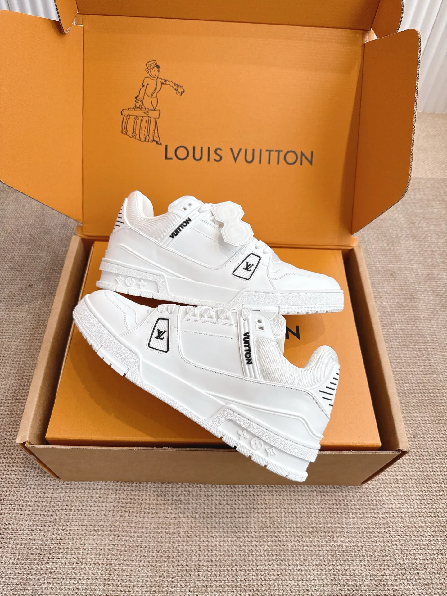 Women's Sneakers LOUIS VUITTON 18324748