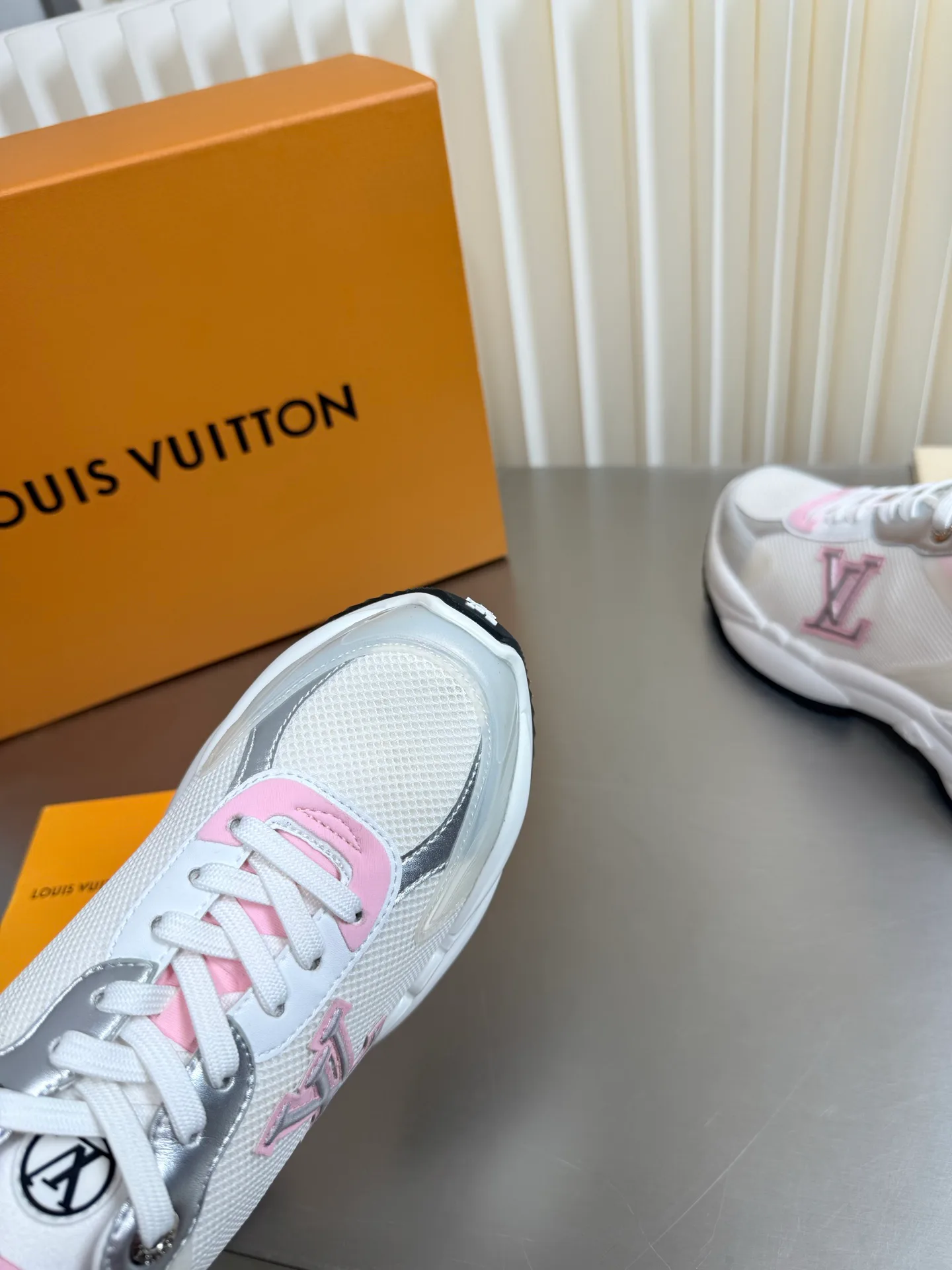 Women's Sneakers LOUIS VUITTON 17873179