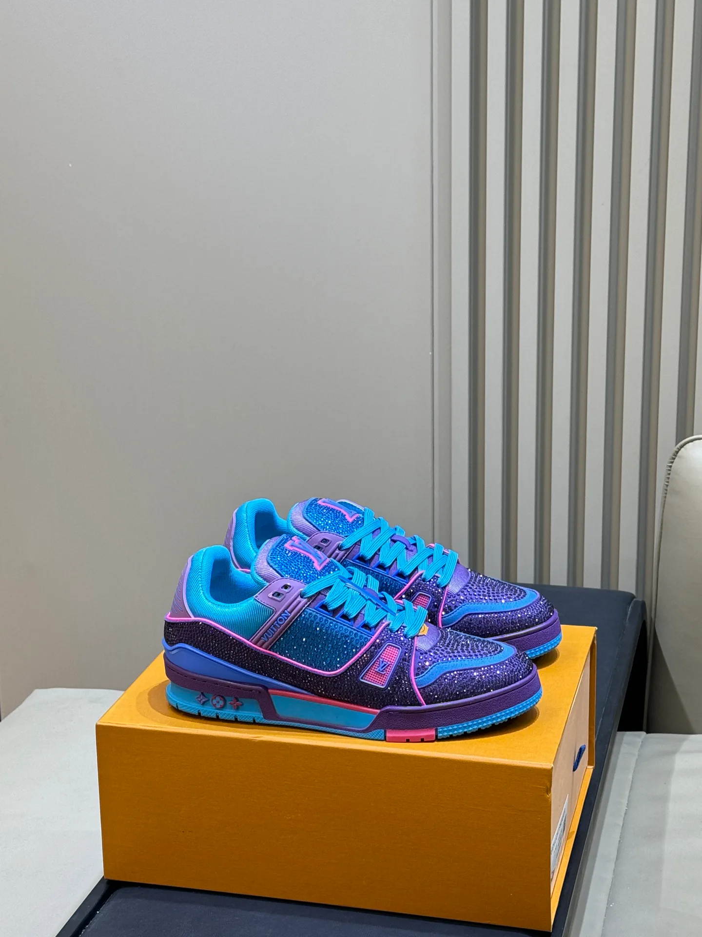 Women's Sneakers LOUIS VUITTON 18073562